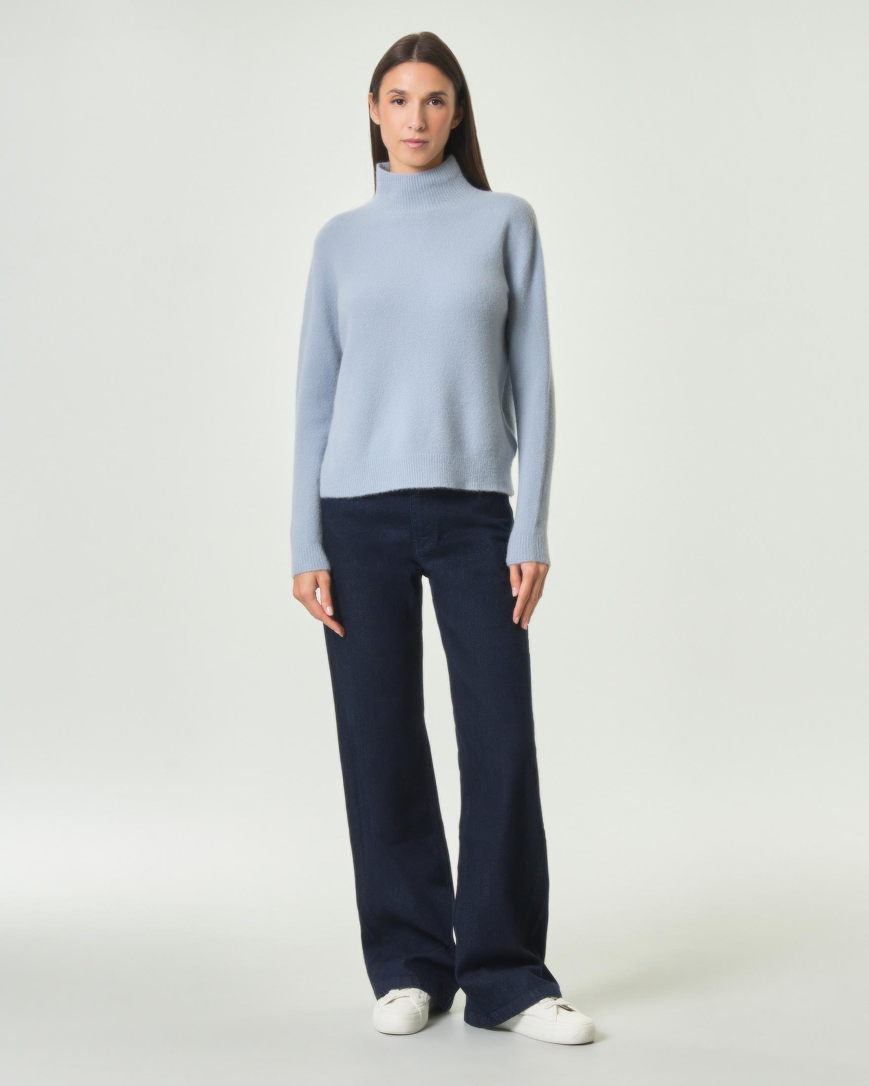 Maglia Hlo! azzurra in misto alpaca e lana con collo a cratere e bordi a coste image