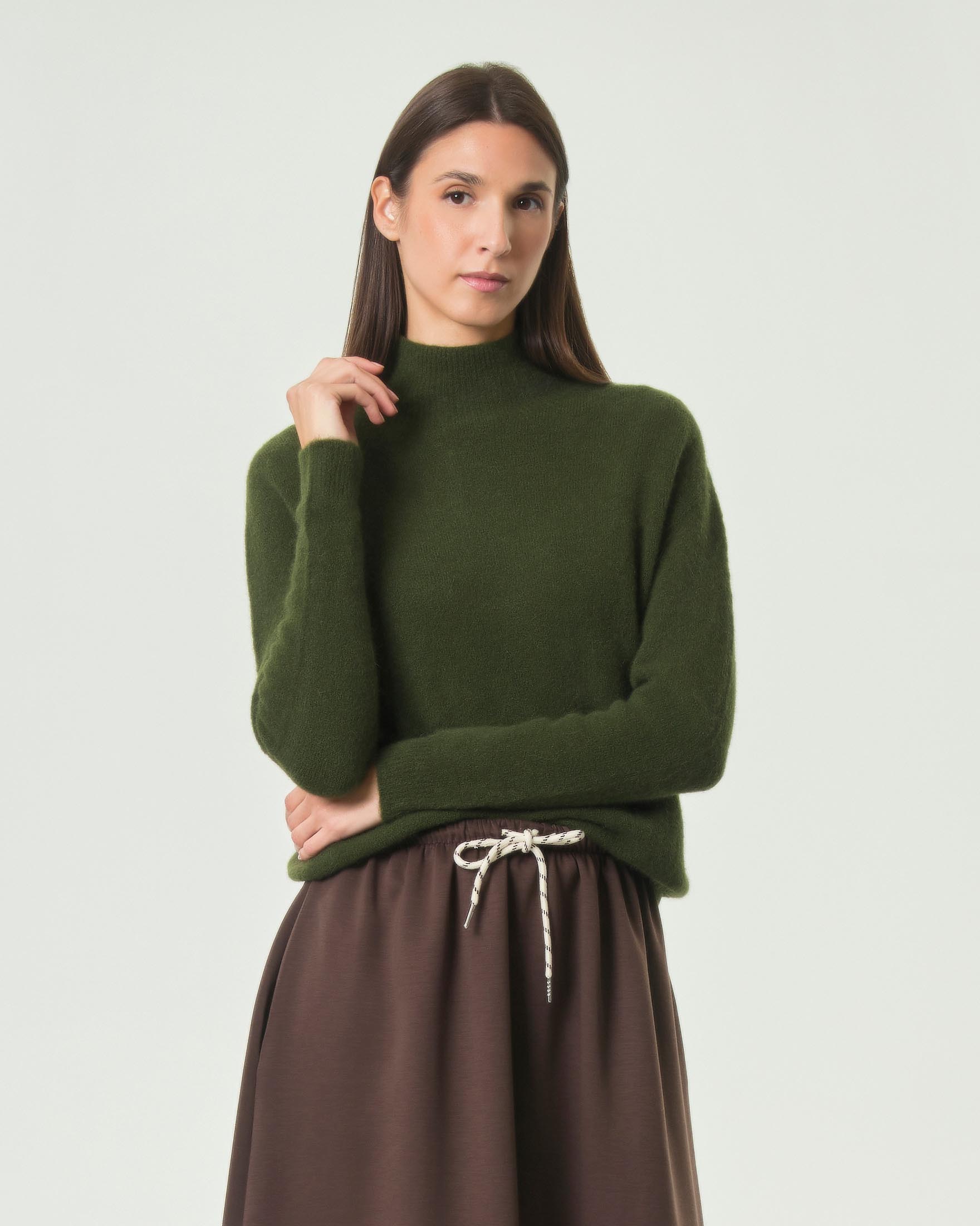 Maglia Hlo! verde in misto alpaca e lana con collo a cratere e bordi a coste