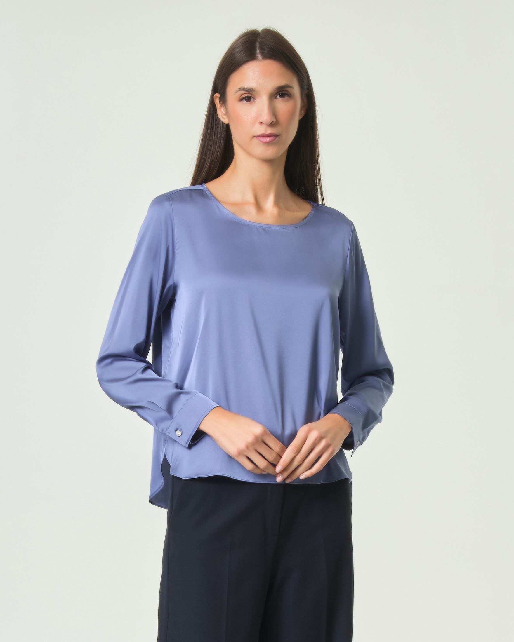 Blusa Emme Marella azzurra in raso leggero stretch con fondo asimmetrico