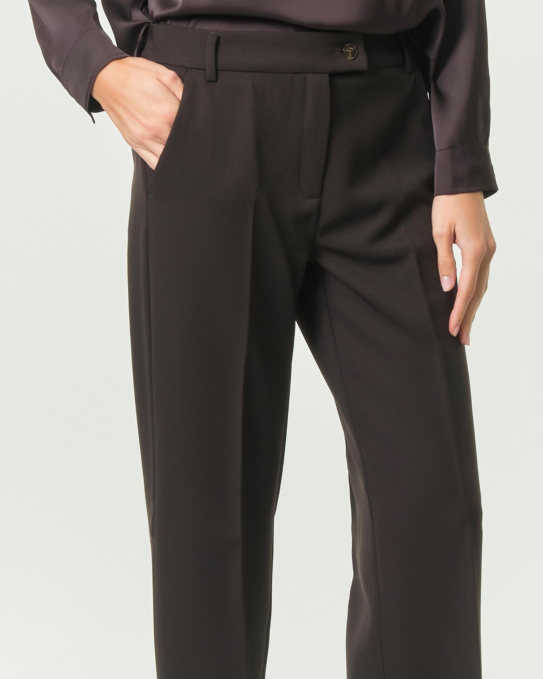 Pantaloni straight Emme Marella marroni in diagonale stretch con chiusura asimmetrica image