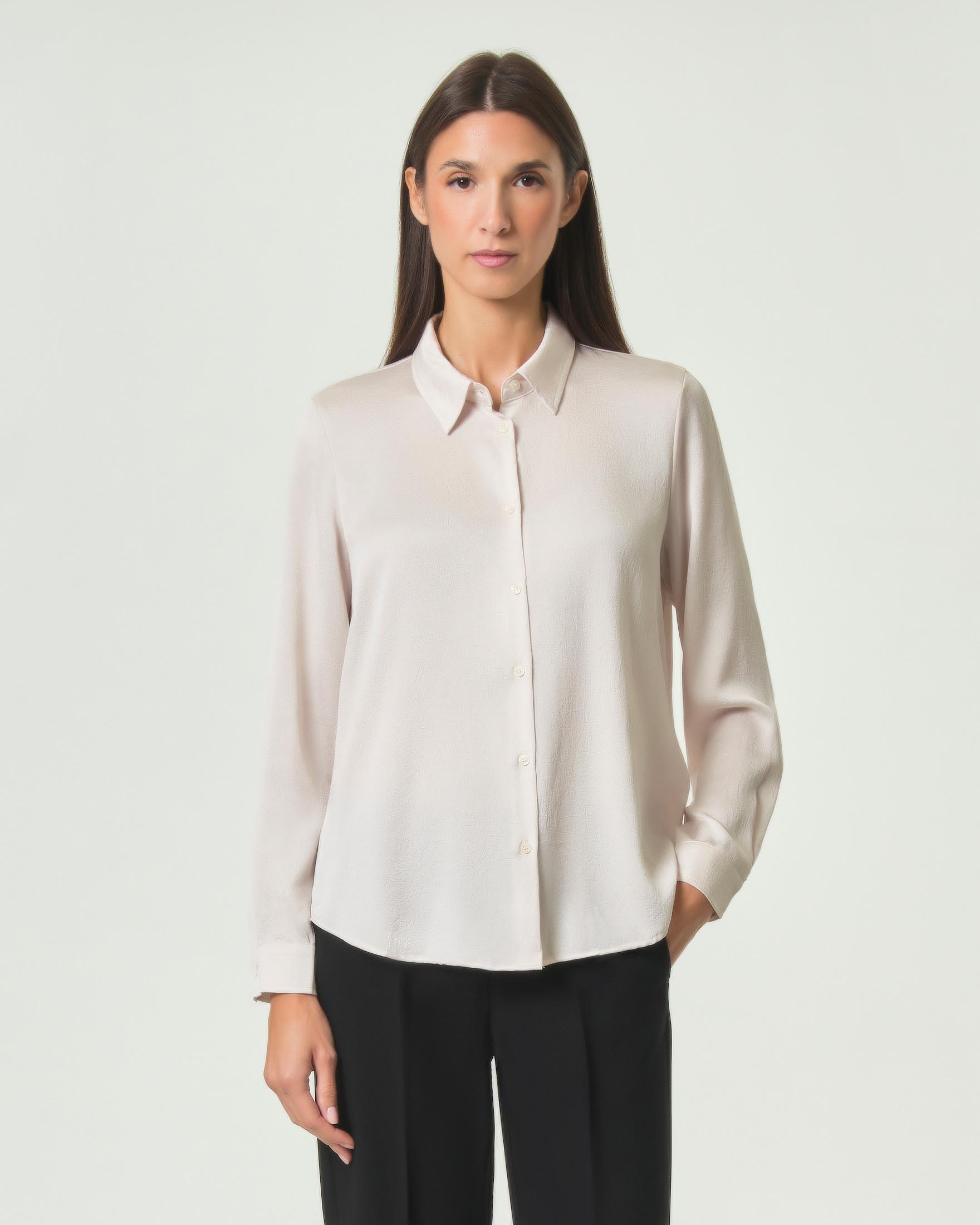 Camicia Emme Marella color panna in raso con finitura crinkle e polsini con chiusura bottone