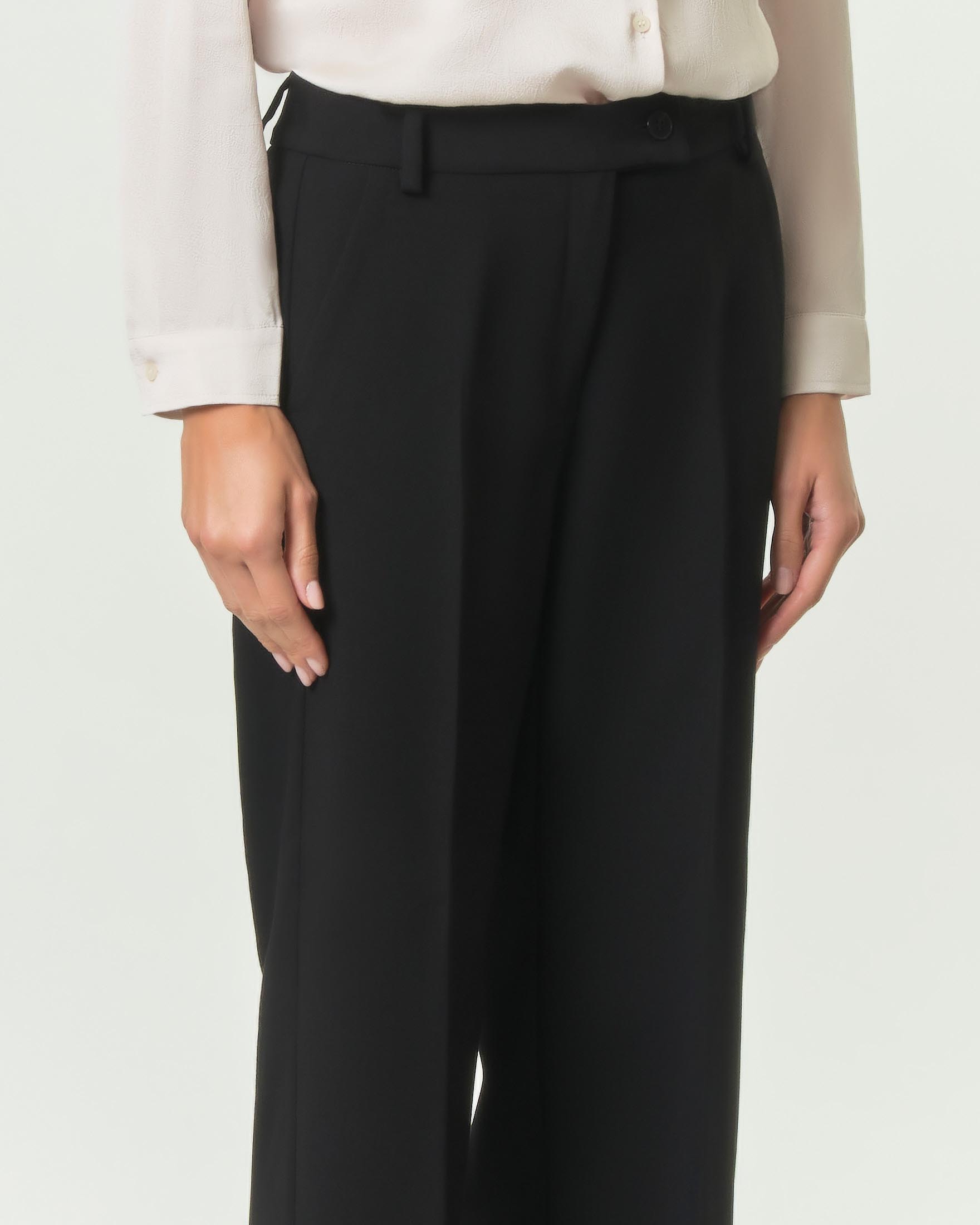 Pantalone dritto Emme Marella nero in misto viscosa stretch con piega stirata e chiusura a bottone image