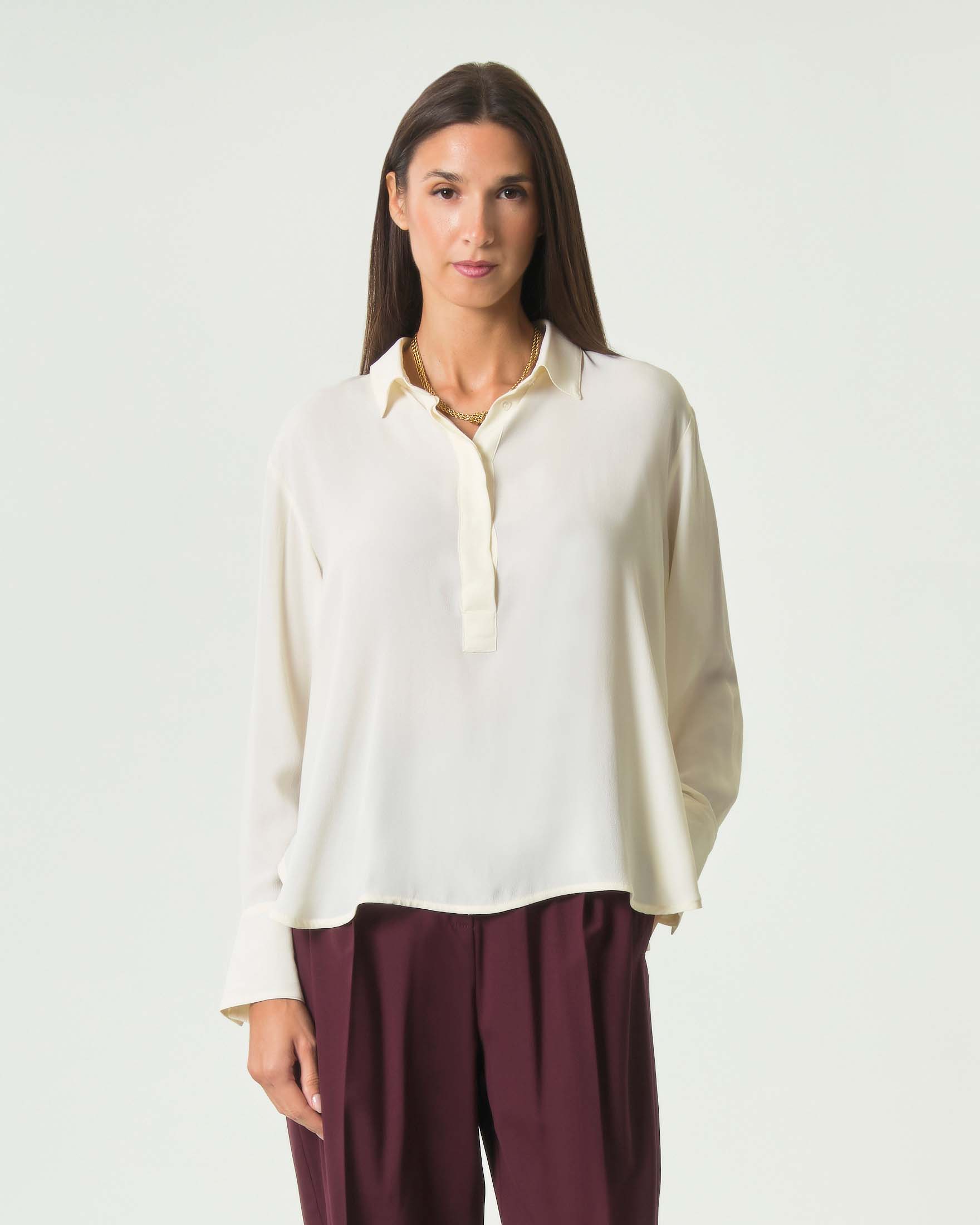 Blusa Marella bianca in misto seta con colletto a polo e spacchi laterali