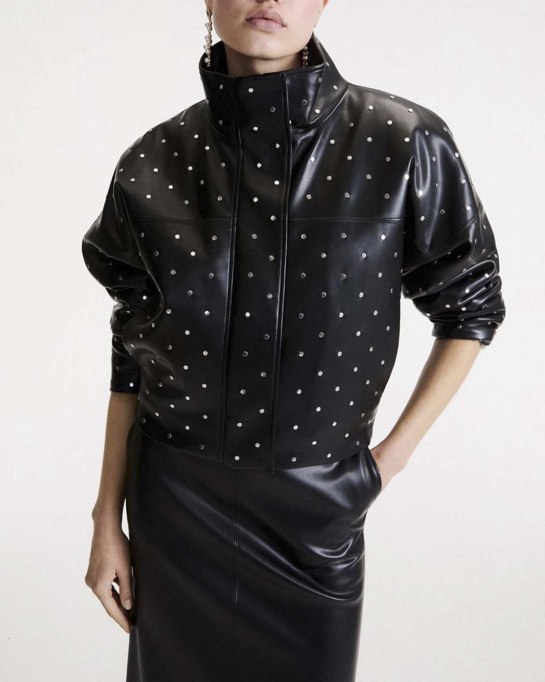 Giacca bomber imbottita Marella nera in jersey spalmato con borchie all over
