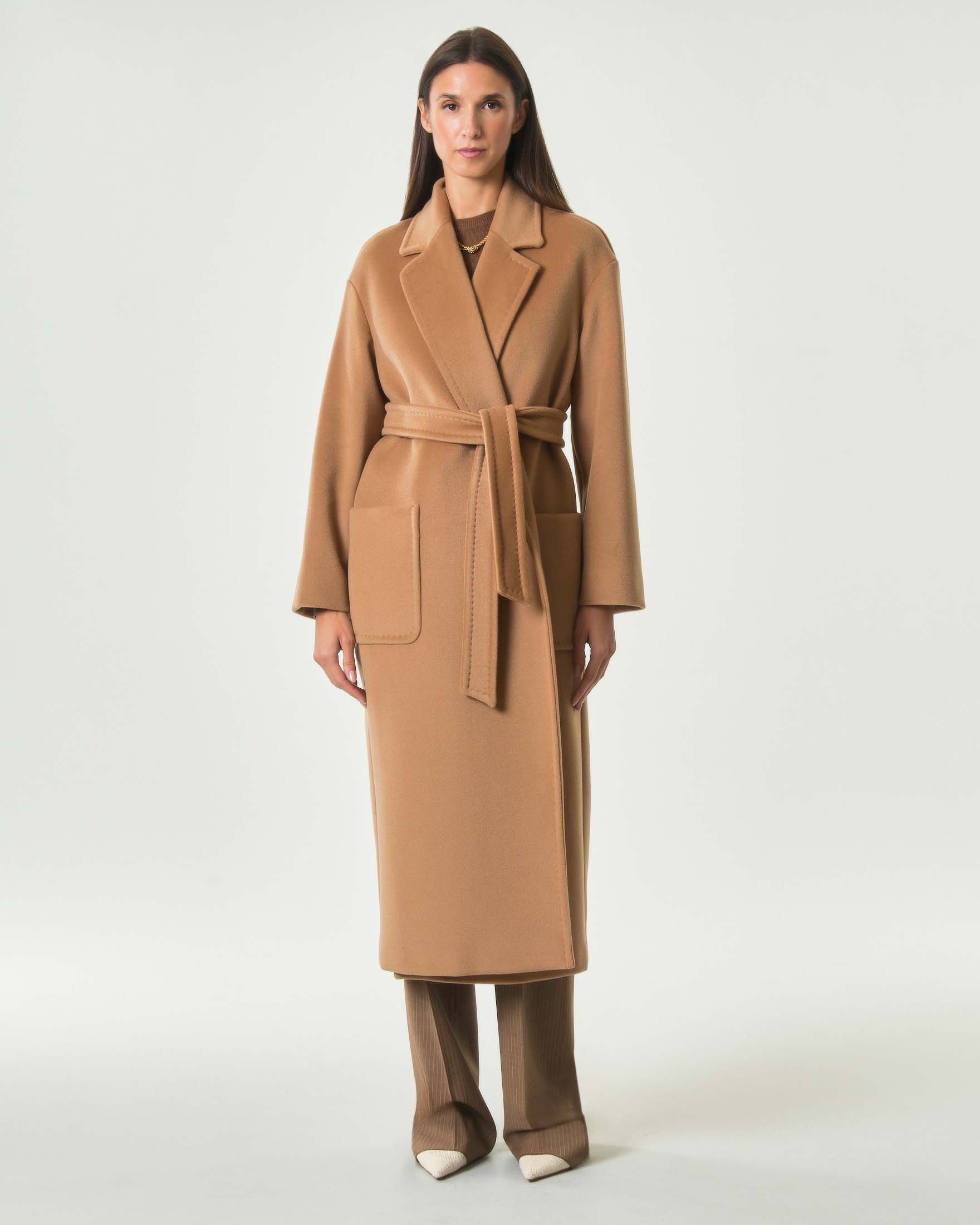 Cappotto lungo Max Mara Studio color cammello in beaver di pura lana con cintura e tasche a toppa