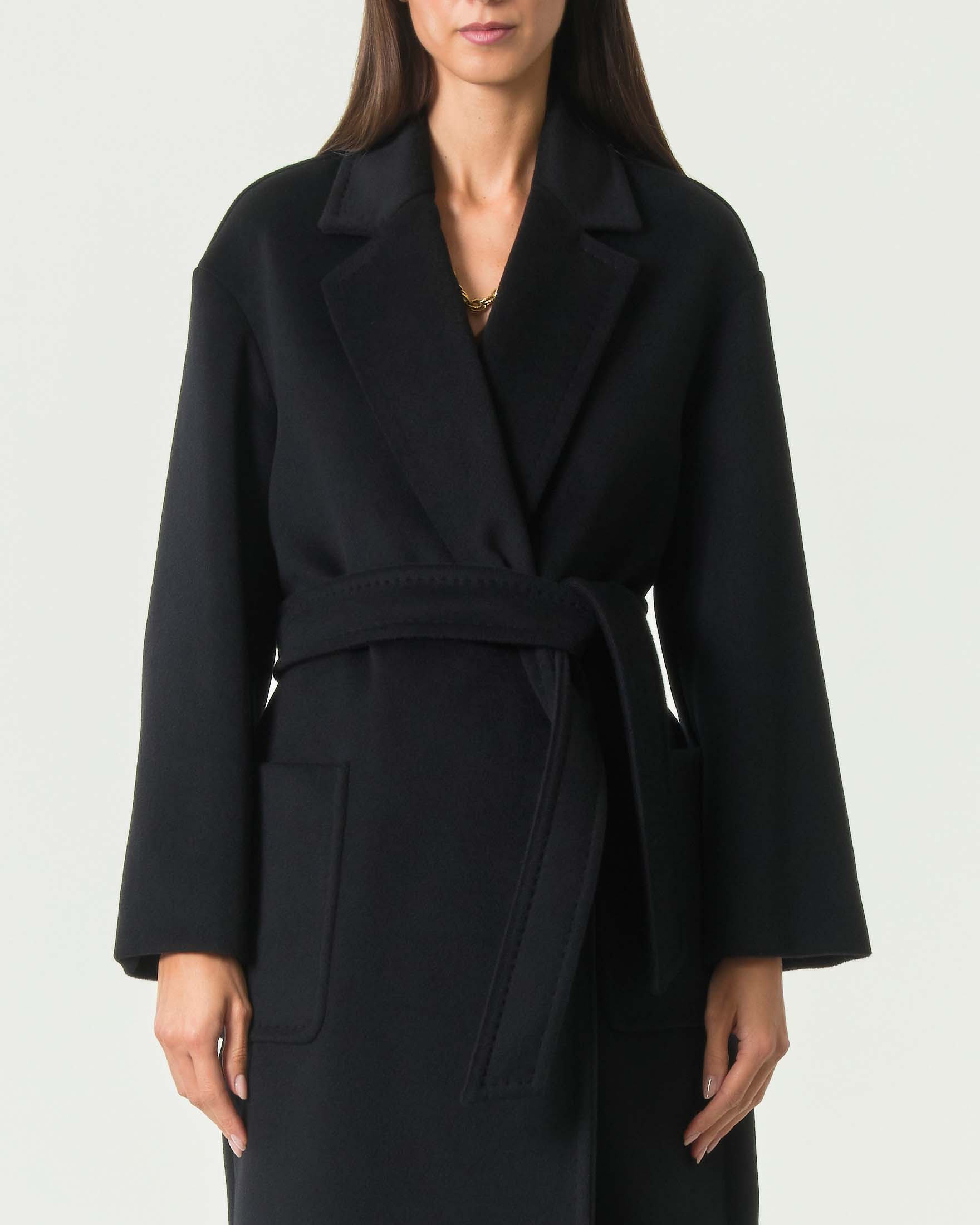 Cappotto lungo Max Mara Studio nero in beaver di pura lana con cintura e tasche a toppa