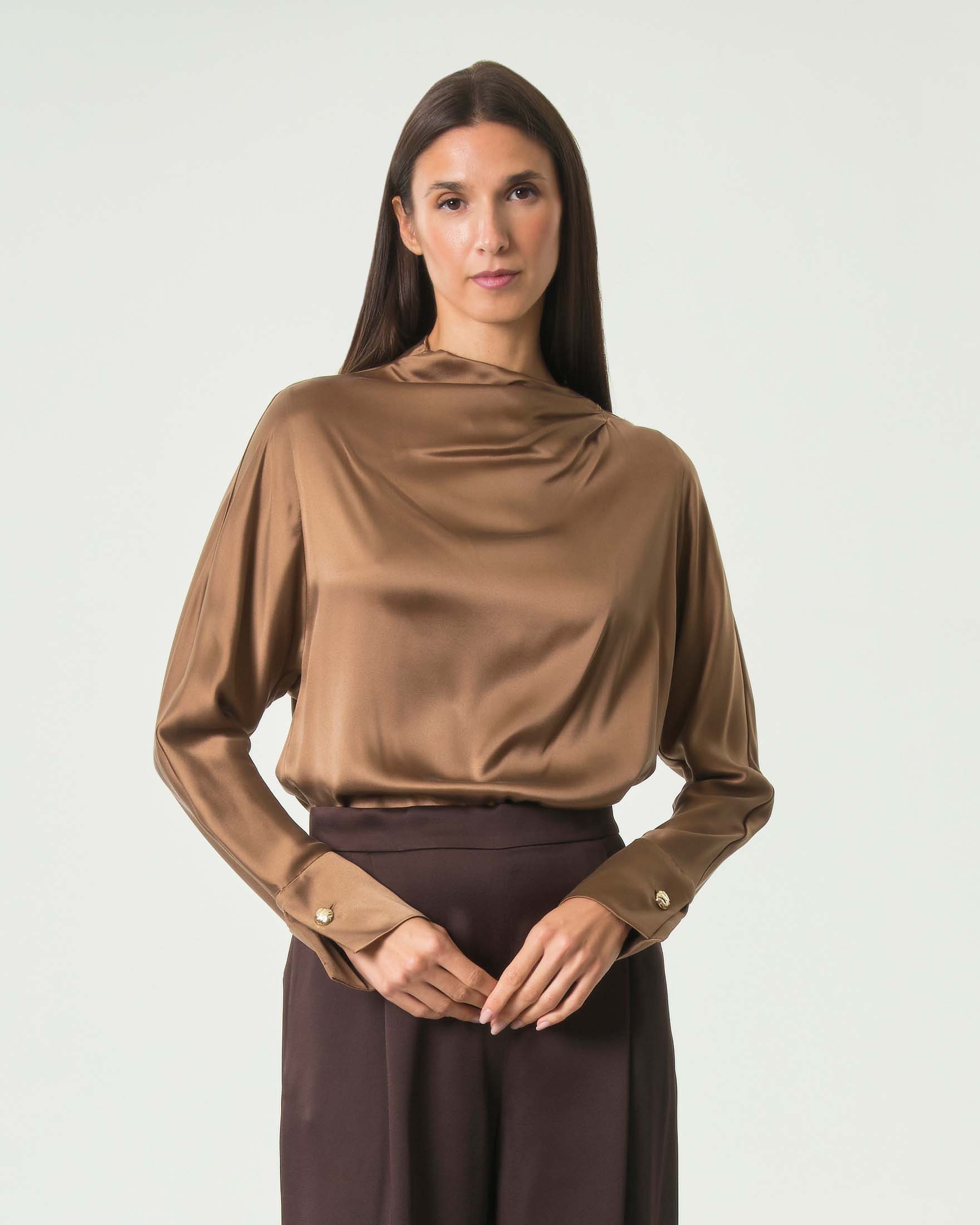 Blusa in seta Max Mara Studio color cuoio con scollatura a cratere e polsini con bottone gioiello