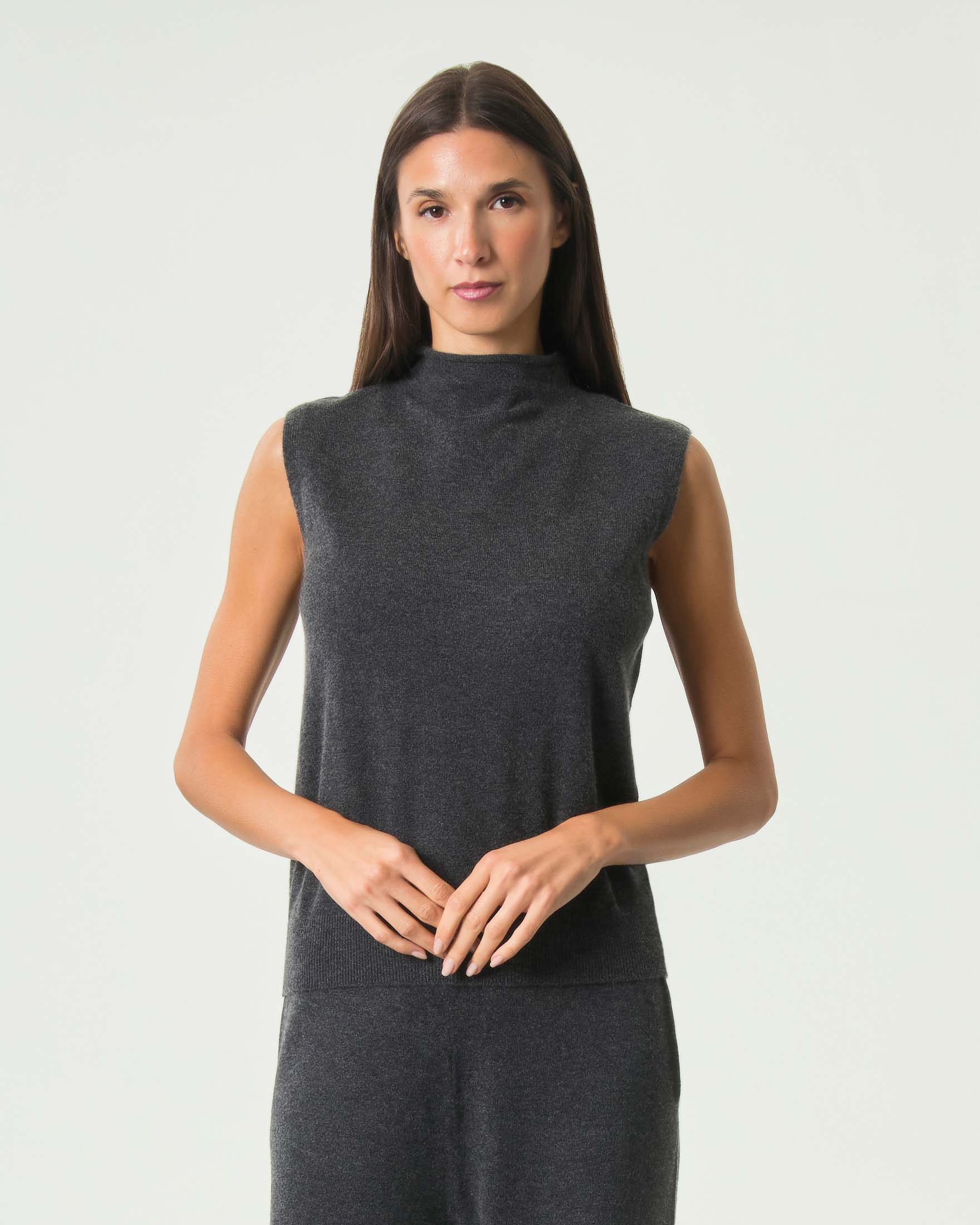 Maglia lupetto smanicata MM Max Mara antracite in lana e cashmere con chiusura a goccia sul retro