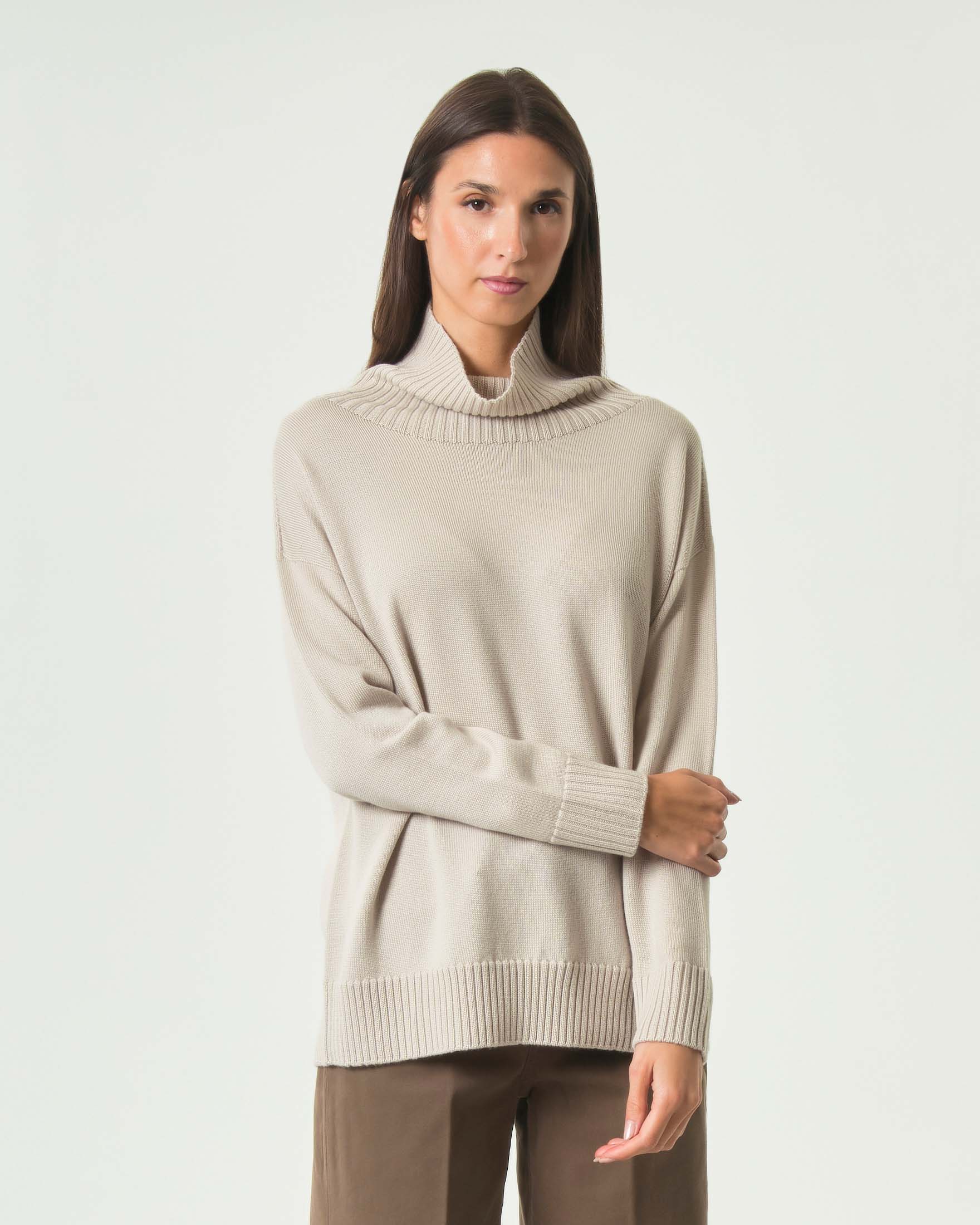 Dolcevita oversize MM Max Mara beige in pura lana vergine con spalla scesa e bordi a coste