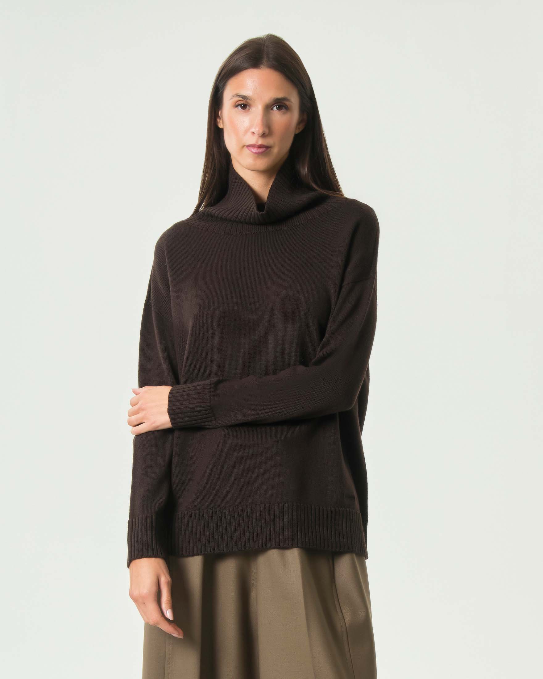 Dolcevita oversize MM Max Mara marrone in pura lana vergine con spalla scesa e bordi a coste