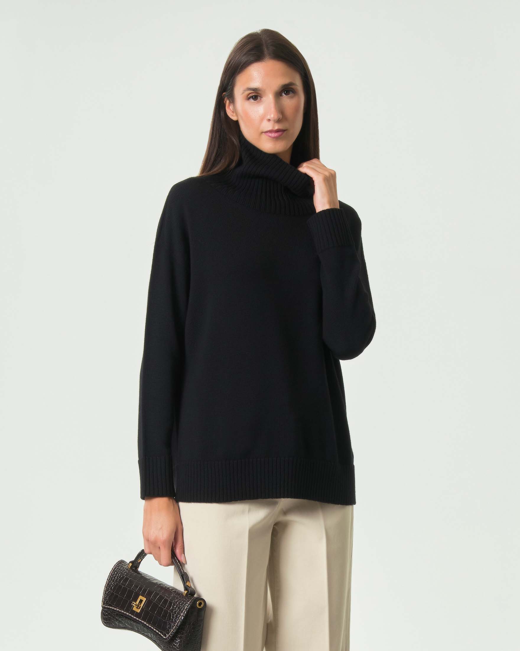 Dolcevita oversize MM Max Mara nero in pura lana vergine con spalla scesa e bordi a coste