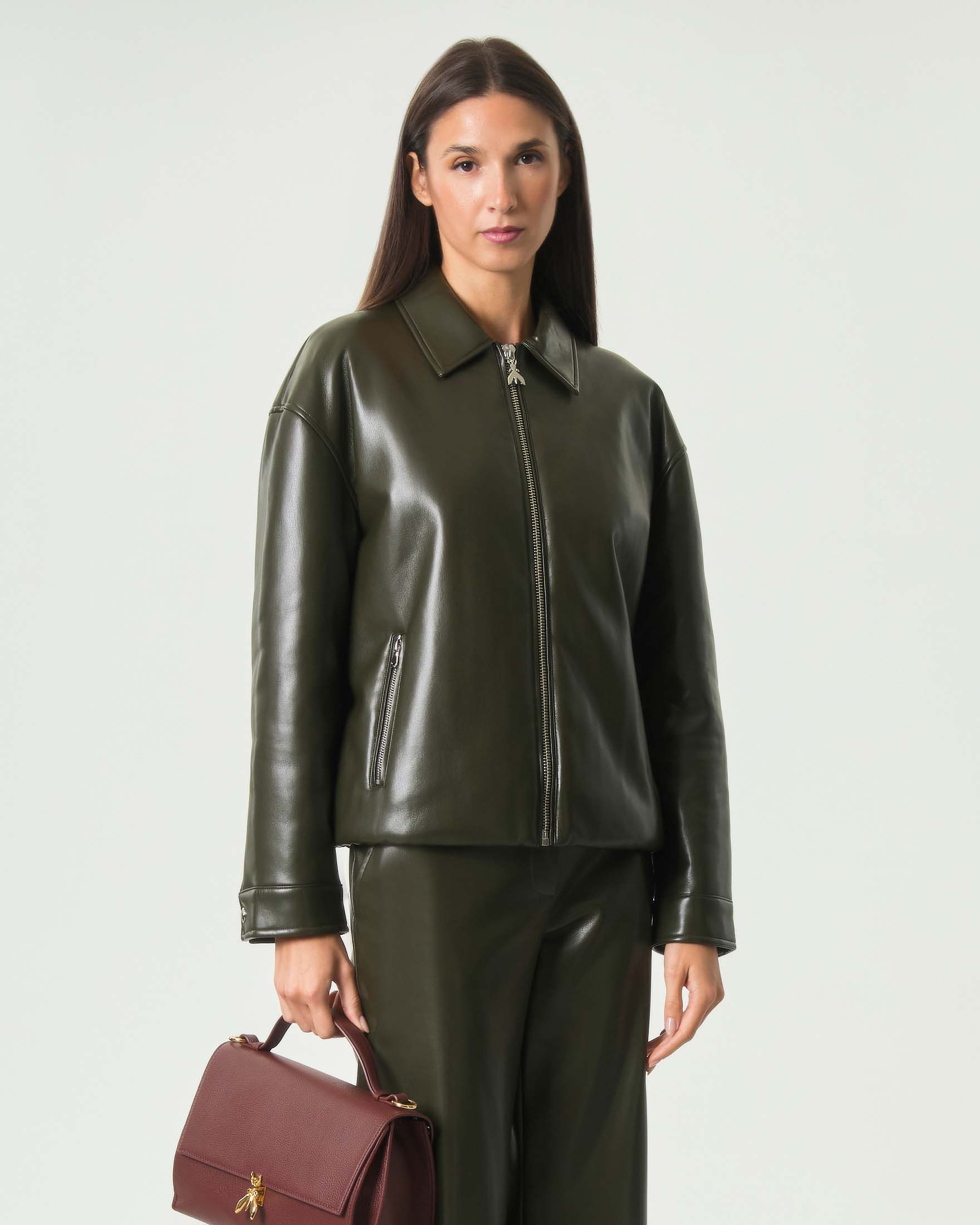 Giacca bomber Patrizia Pepe verde militare in similpelle con tasche chiusura zip e colletto a camicia