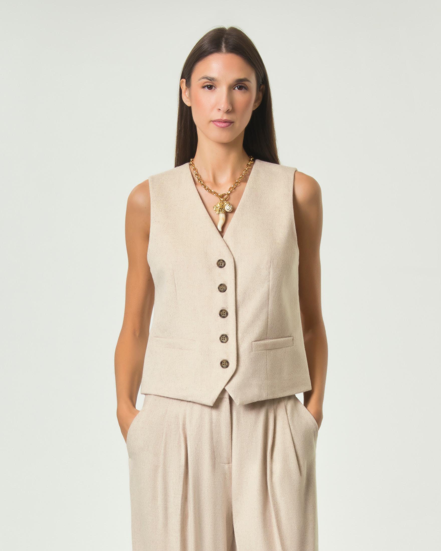 Gilet Wu'Side color avorio in flanella di lana cashmere e viscosa con martingala regolabile sul retro