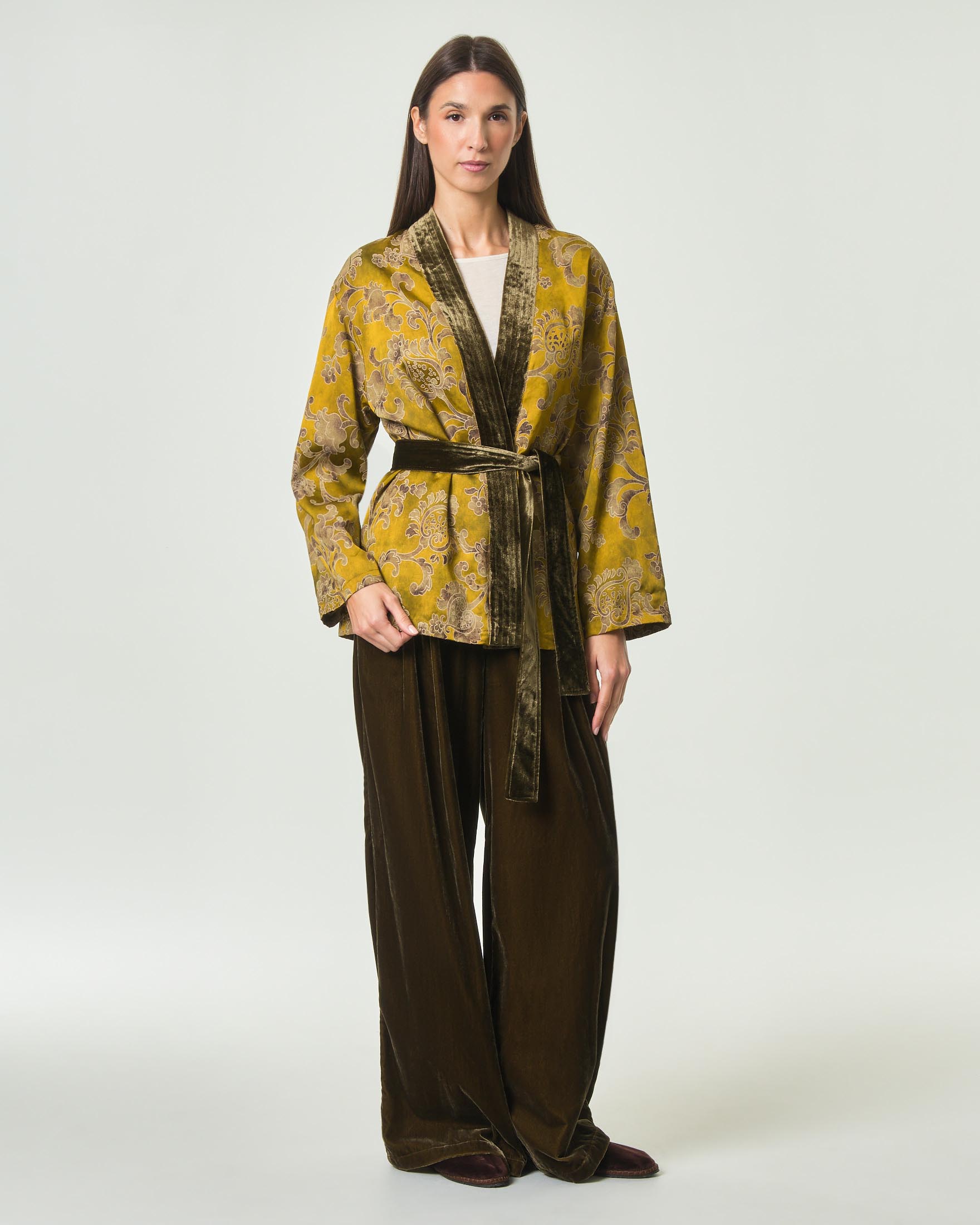 Giacca kimono con cintura Wu'Side color olio in viscosa e lana con motivo ramage e bordo in velluto image