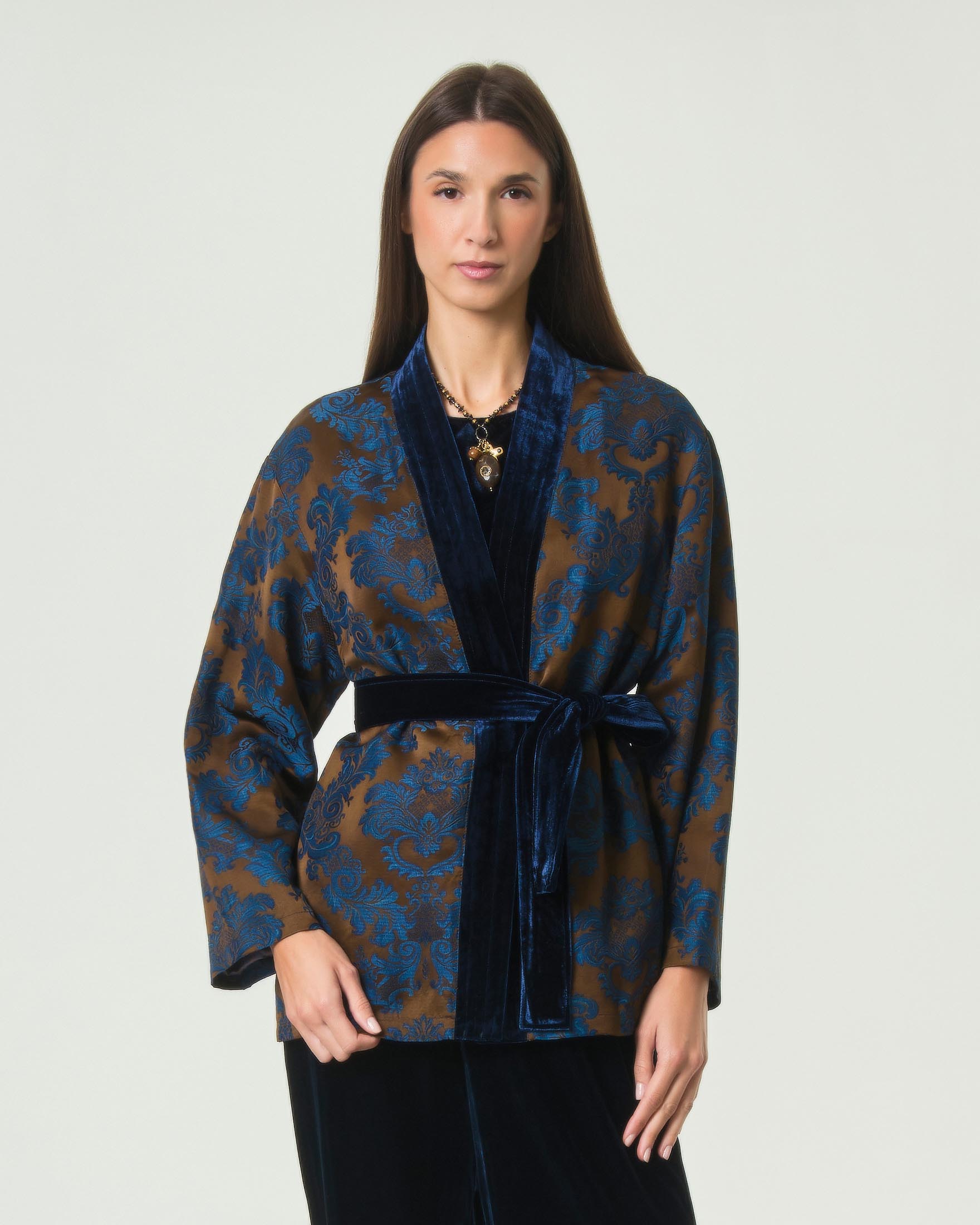 Giacca kimono con cintura Wu'Side blu in viscosa e lana con motivo ramage e bordo in velluto