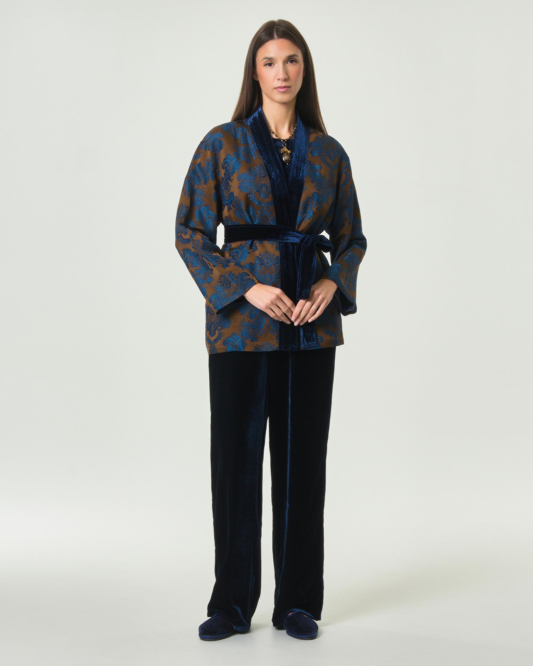 Giacca kimono con cintura Wu'Side blu in viscosa e lana con motivo ramage e bordo in velluto image