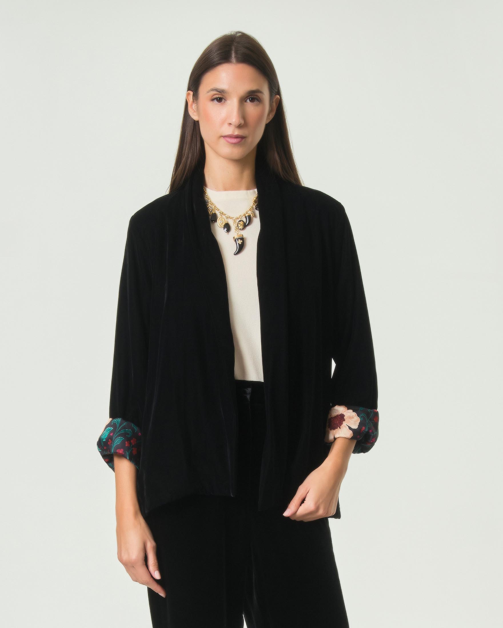 Giacca kimono aperta Wu'Side nera in velluto liscio con fodera interna a fantasia floreale multicolor