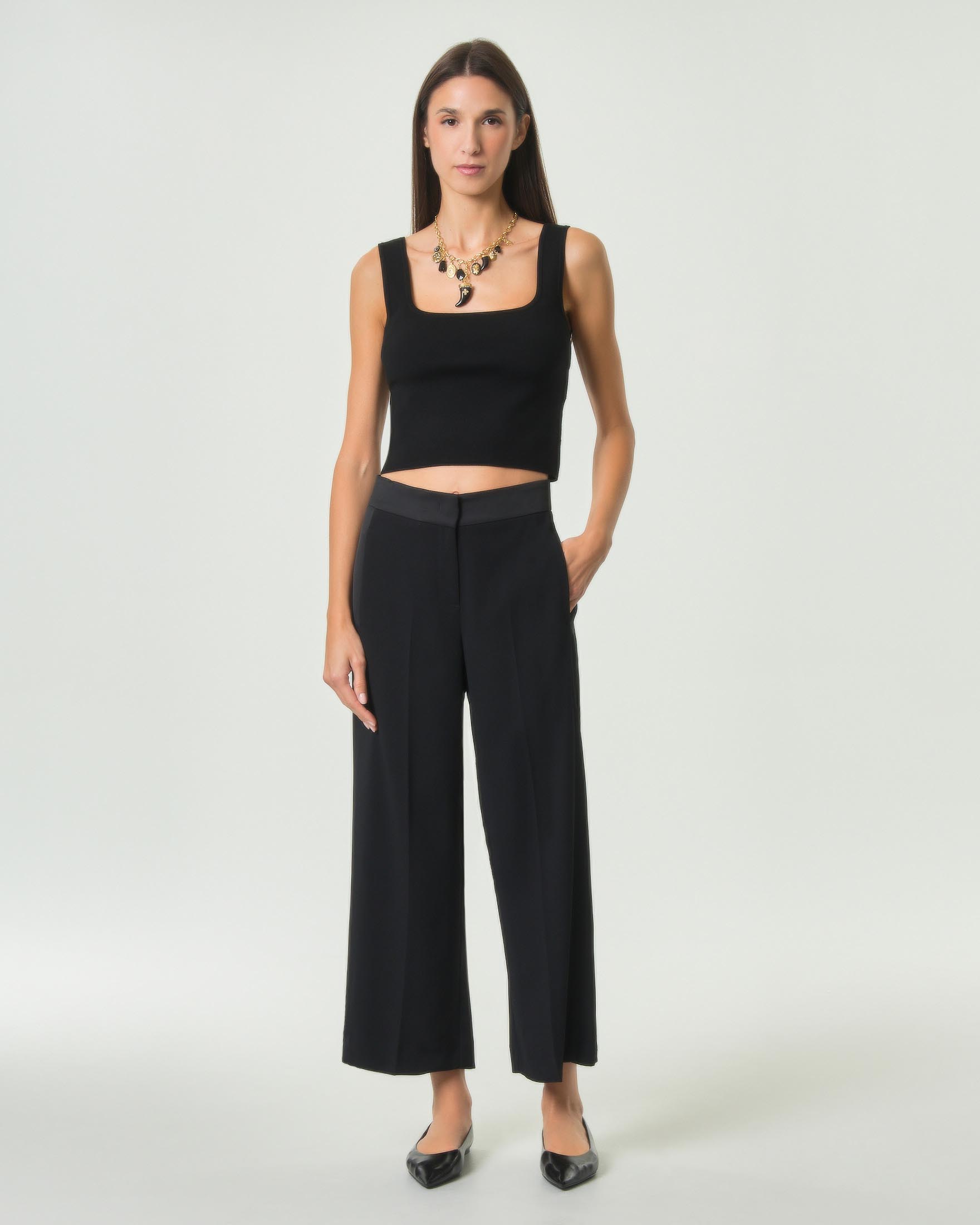 Crop top aderente Marella 365 nero in maglia di misto viscosa con scollo squadrato image