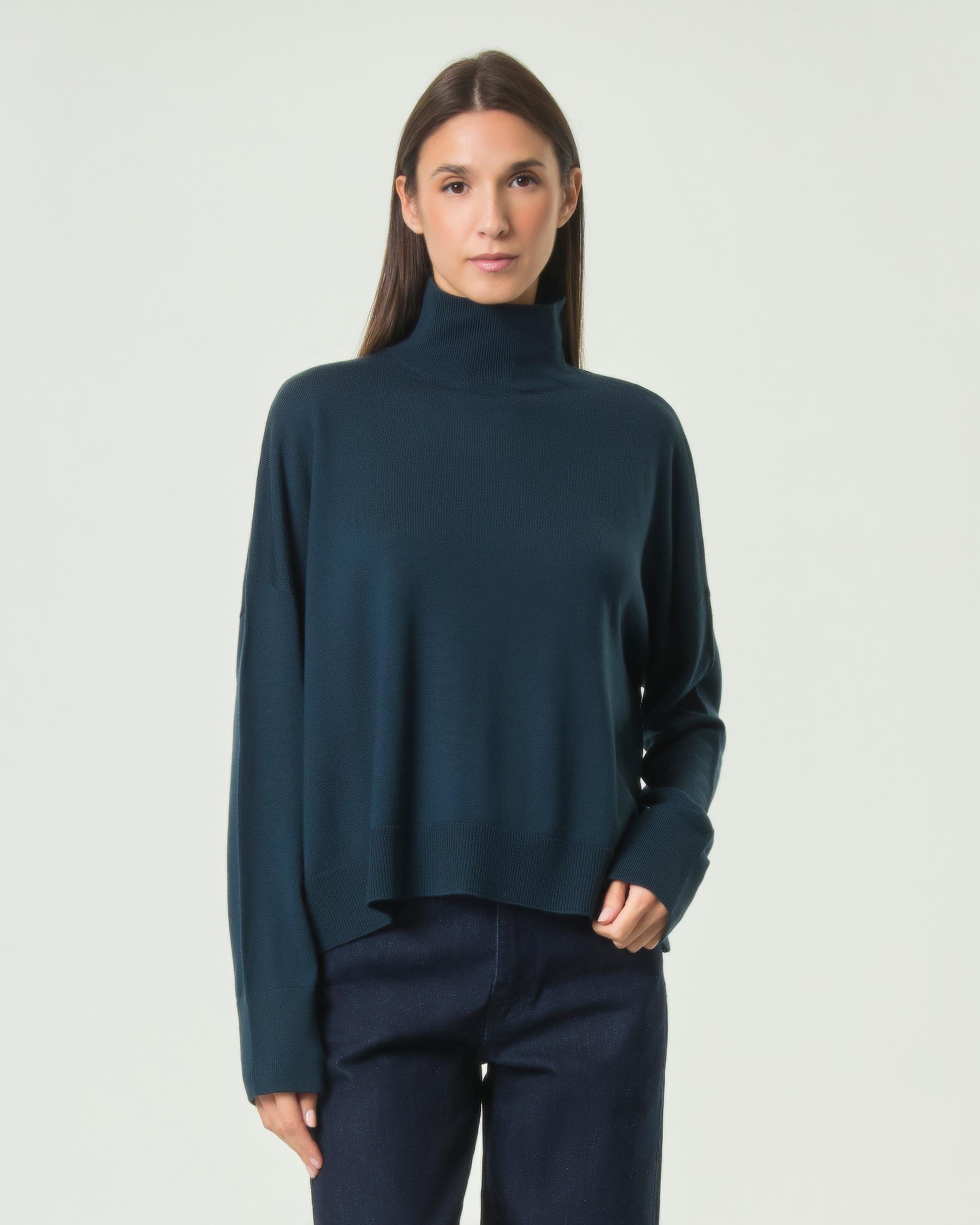 Maglia boxy Patrizia Pepe blu in pura lana con collo alto e rivetto Fly sul retro
