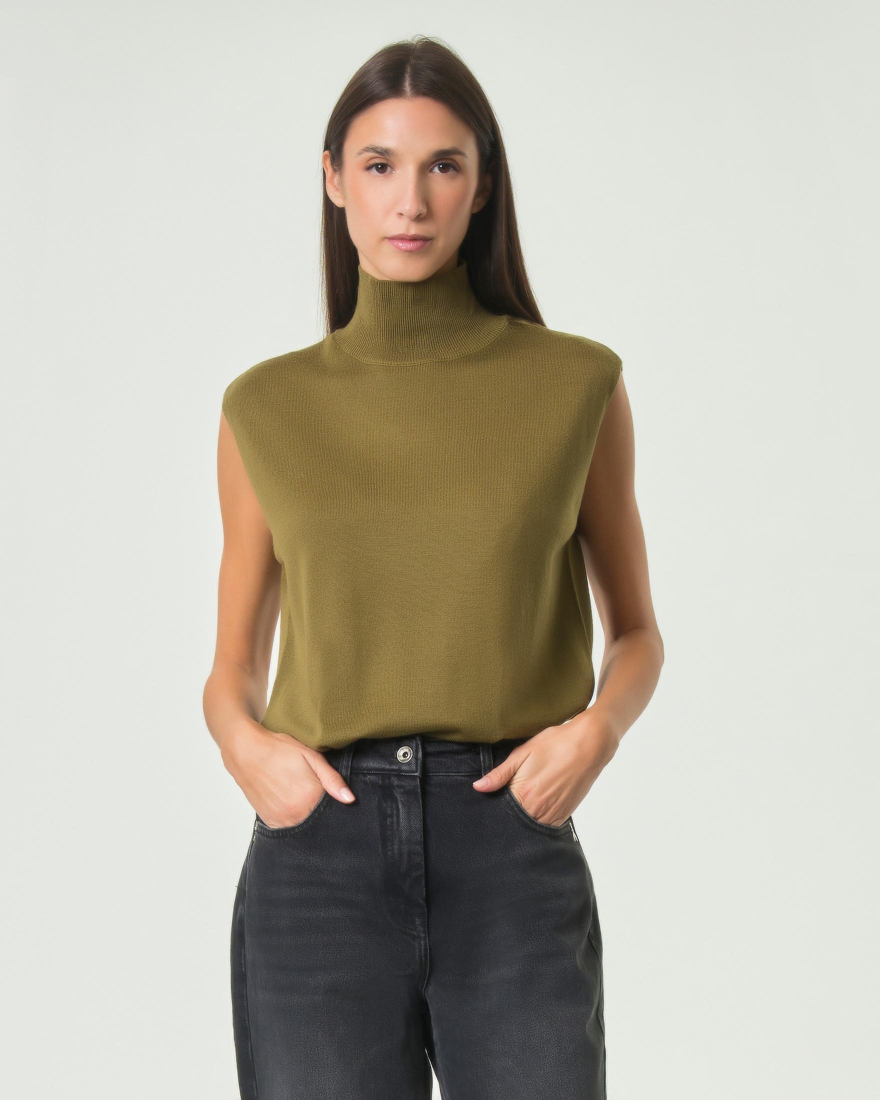 Gilet Patrizia Pepe color olio in pura lana con collo alto e rivetto Fly sul retro