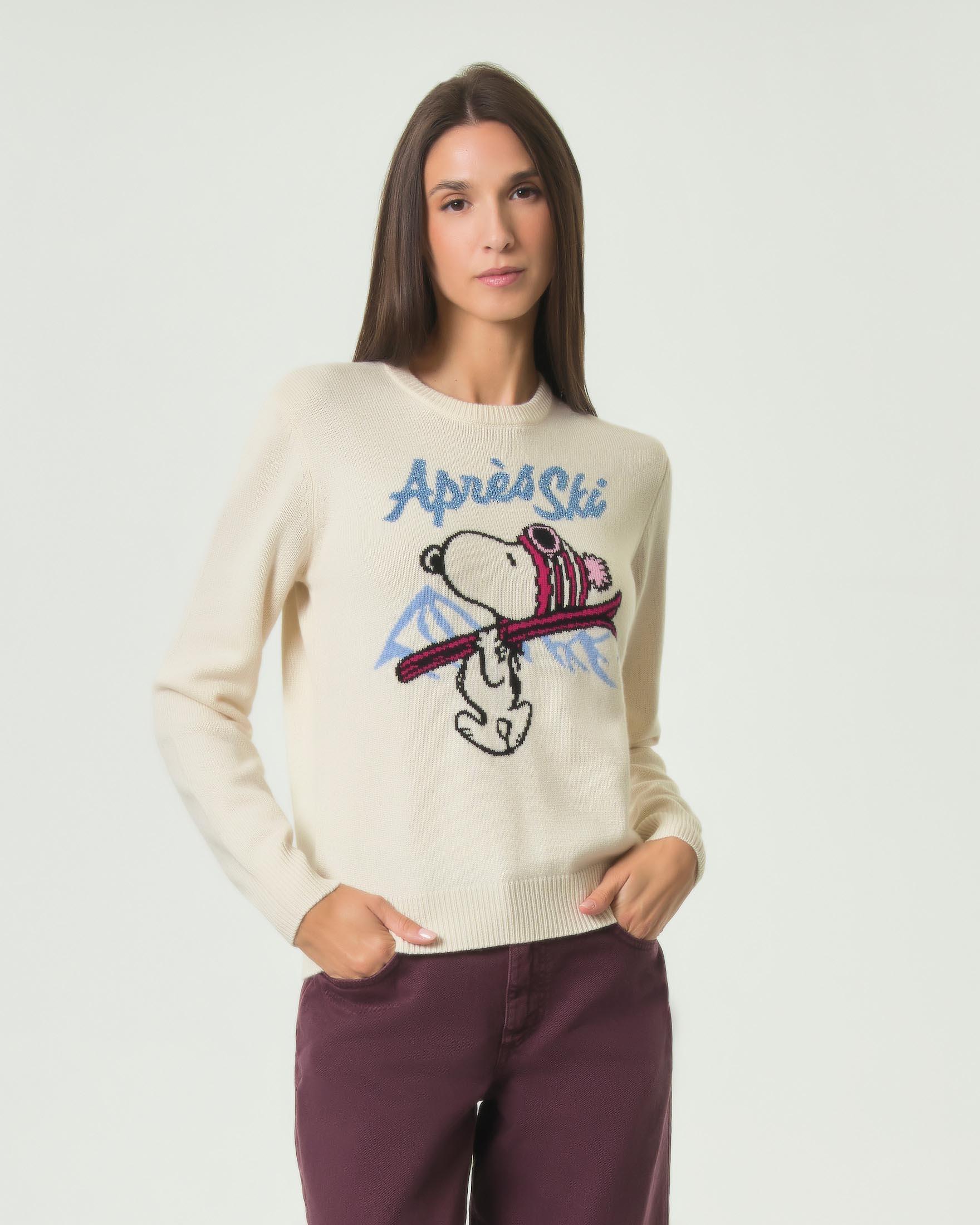 Maglia girocollo New Queen bianca in misto lana con intarsio Snoopy con sci e scritta Après Ski