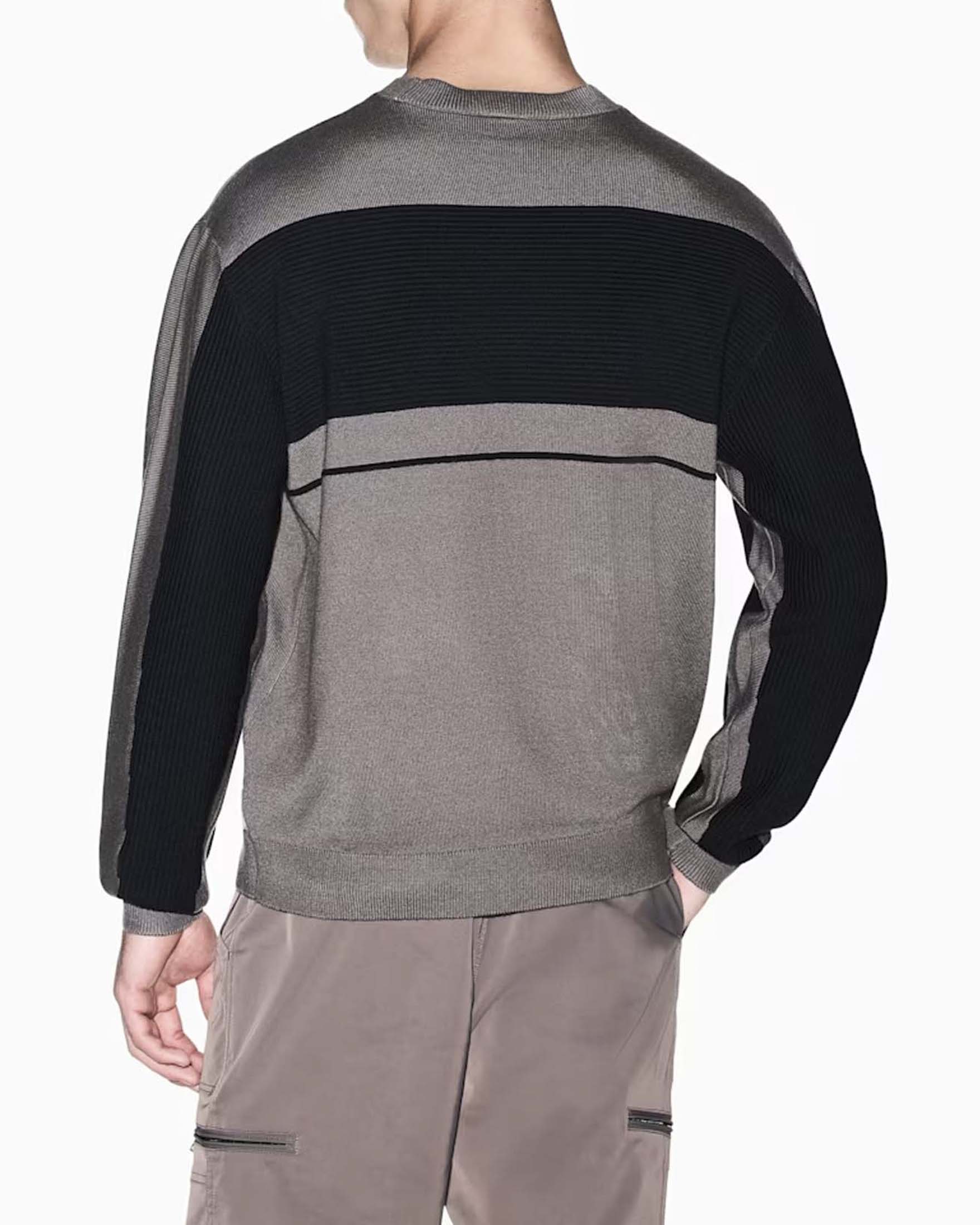 Maglione Armani Exchange color block fango e nero in misto lana e cotone image