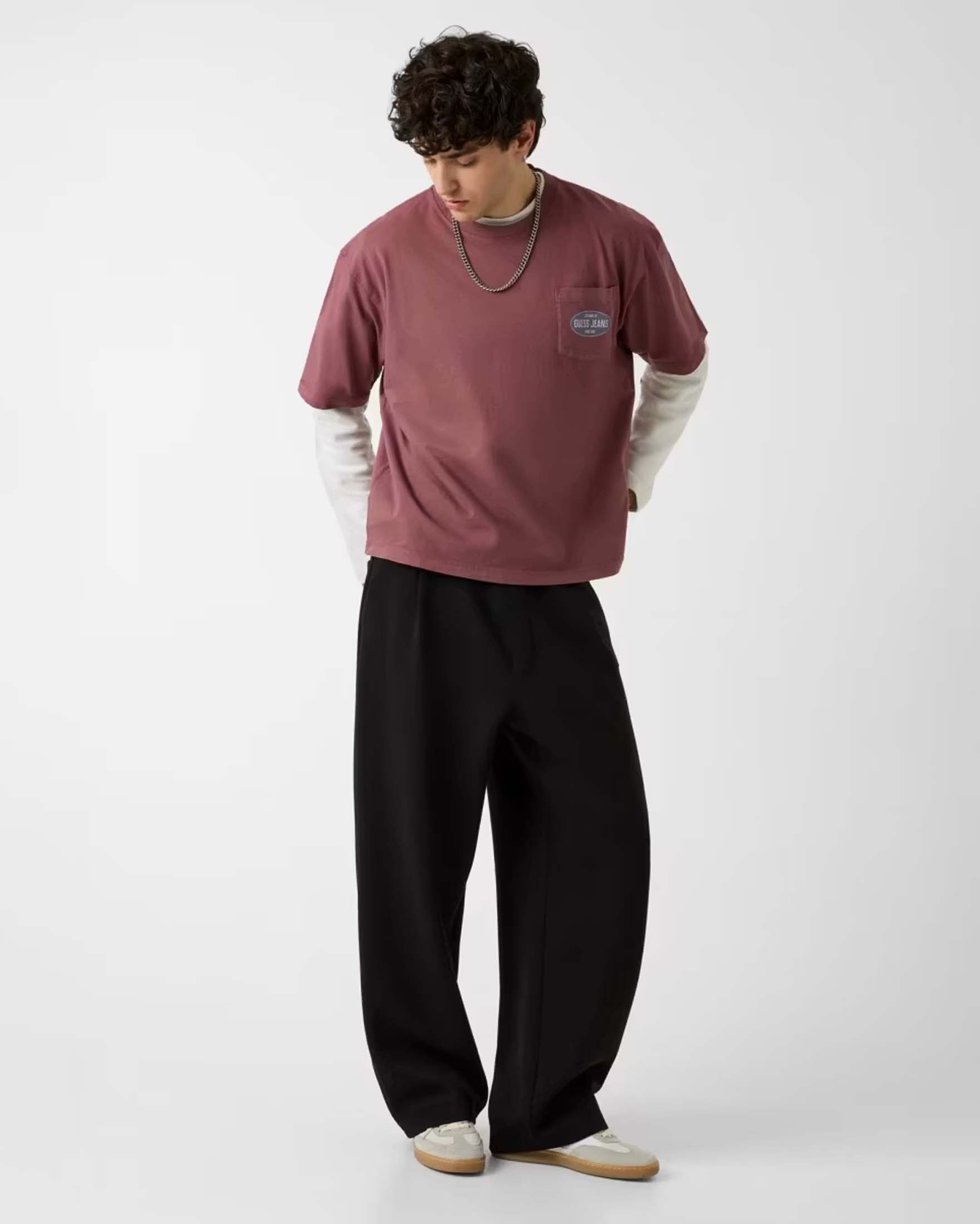 T-shirt Guess Jeans bordeaux boxy fit in cotone con taschino e logo