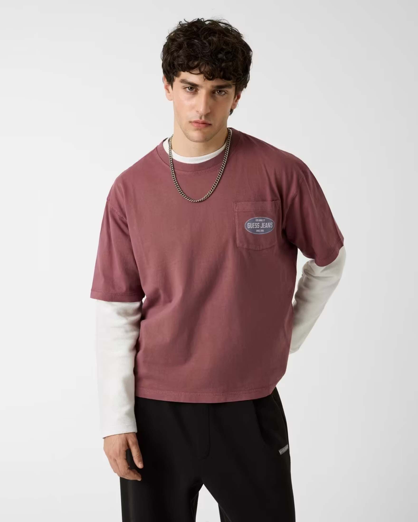 T-shirt Guess Jeans bordeaux boxy fit in cotone con taschino e logo image