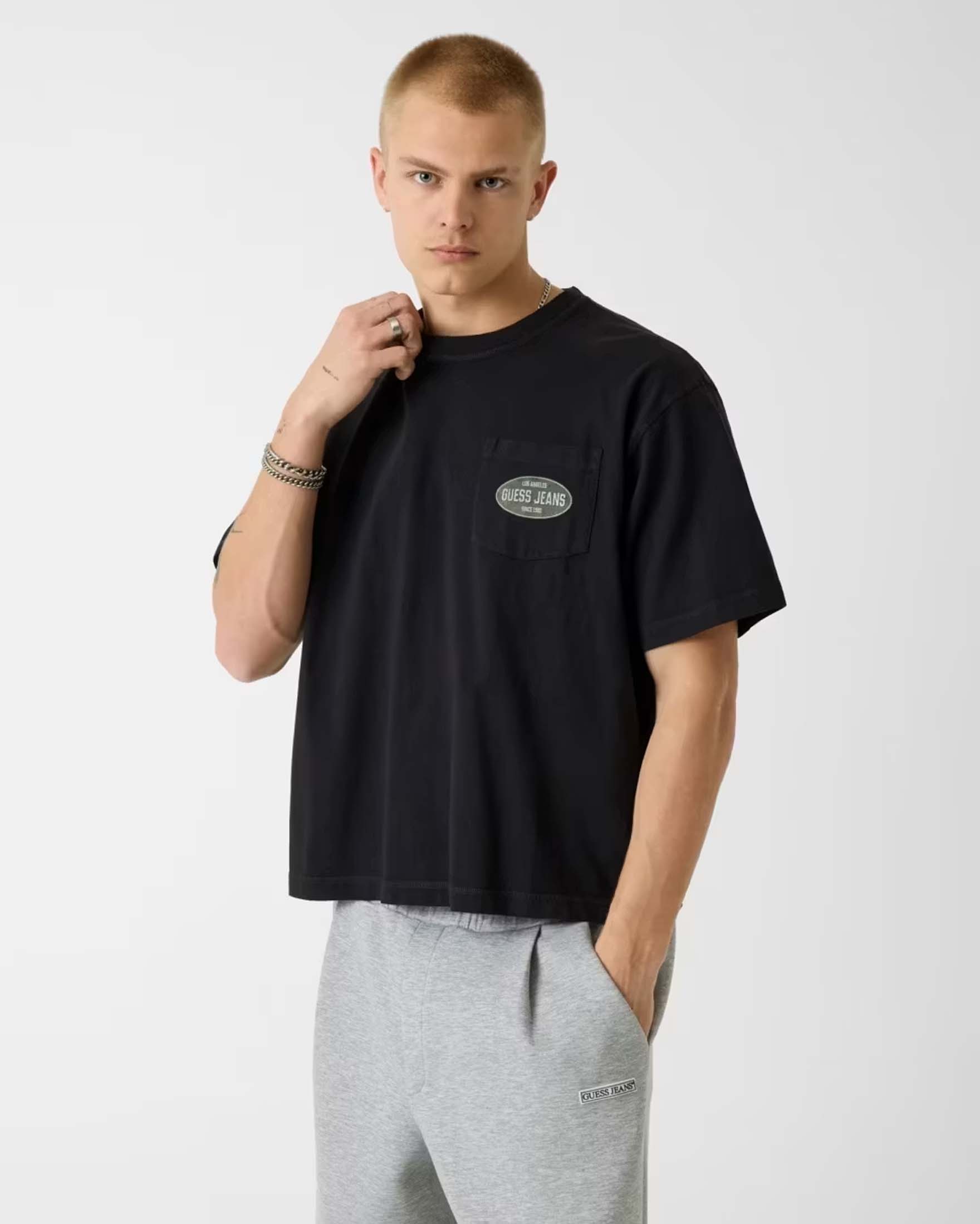 T-shirt Guess Jeans nera boxy fit in cotone con taschino e logo