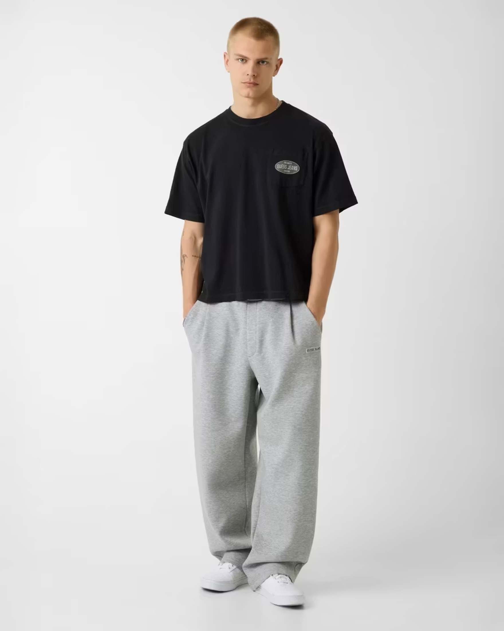 T-shirt Guess Jeans nera boxy fit in cotone con taschino e logo image