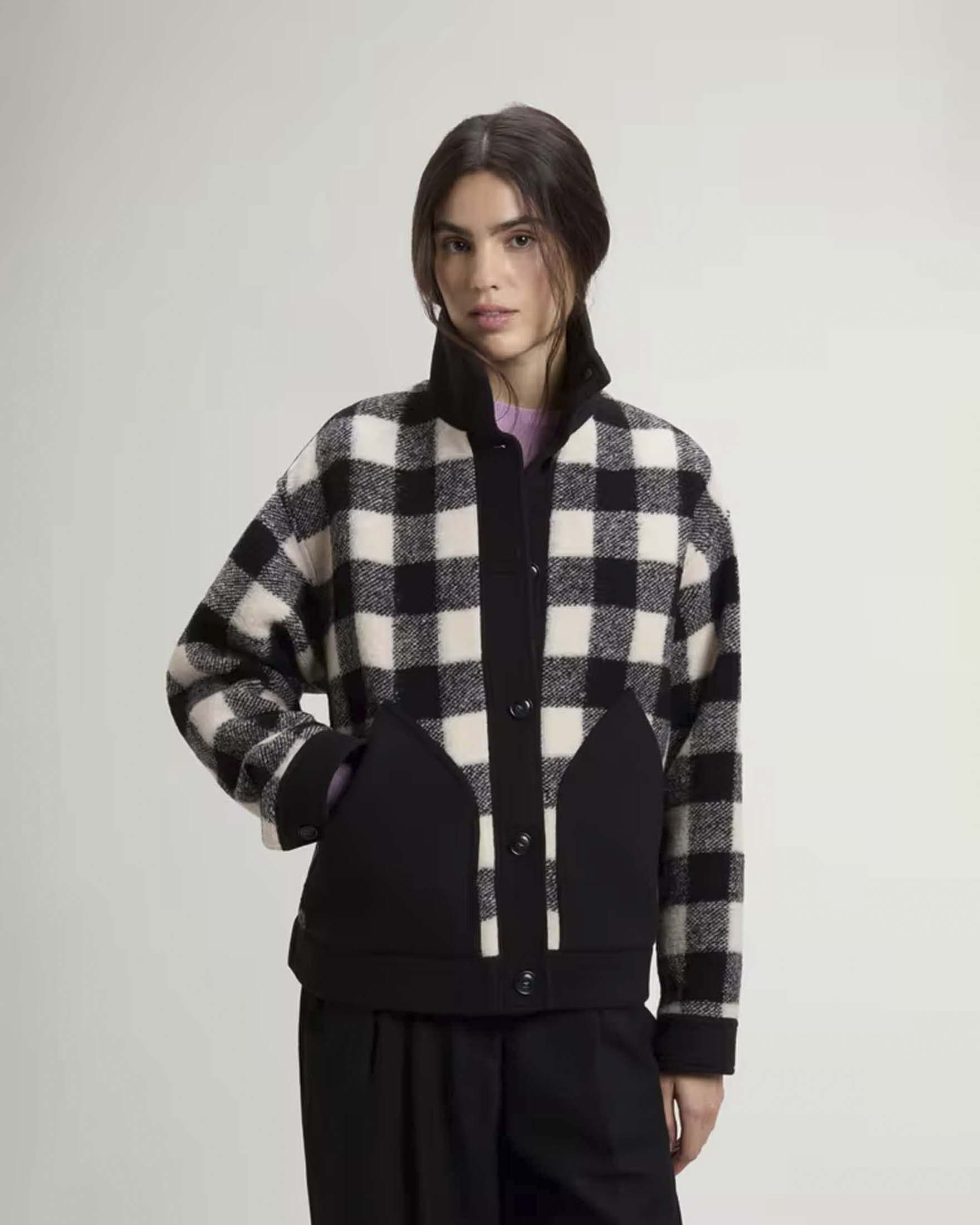 Giacca a camicia Gentry Woolrich nera in misto lana a quadri bianchi con tasche a contrasto
