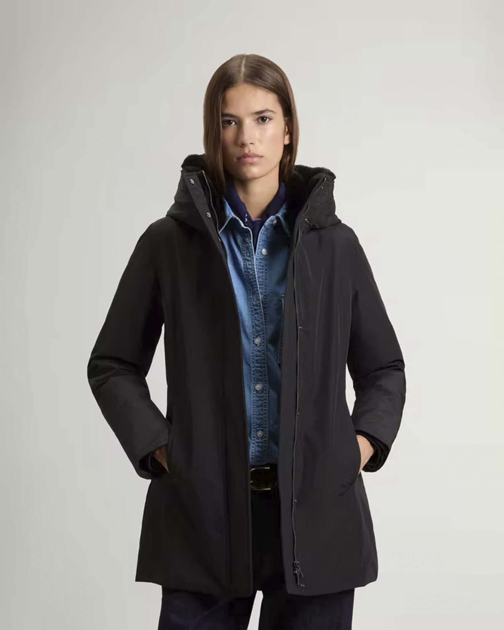 Parka slim Boulder Woolrich nero in Ramar Cloth con imbottitura in piuma d'anatra
