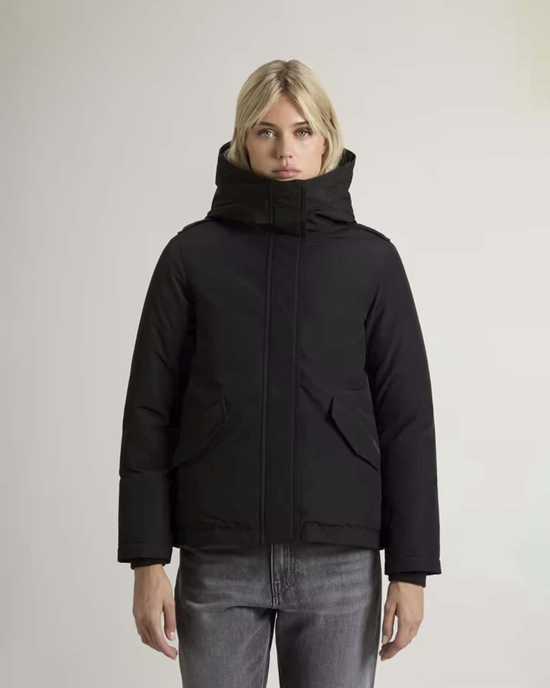 Giacca parka Woolrich nera in Ramar Cloth con imbottitura in piuma d’anatra