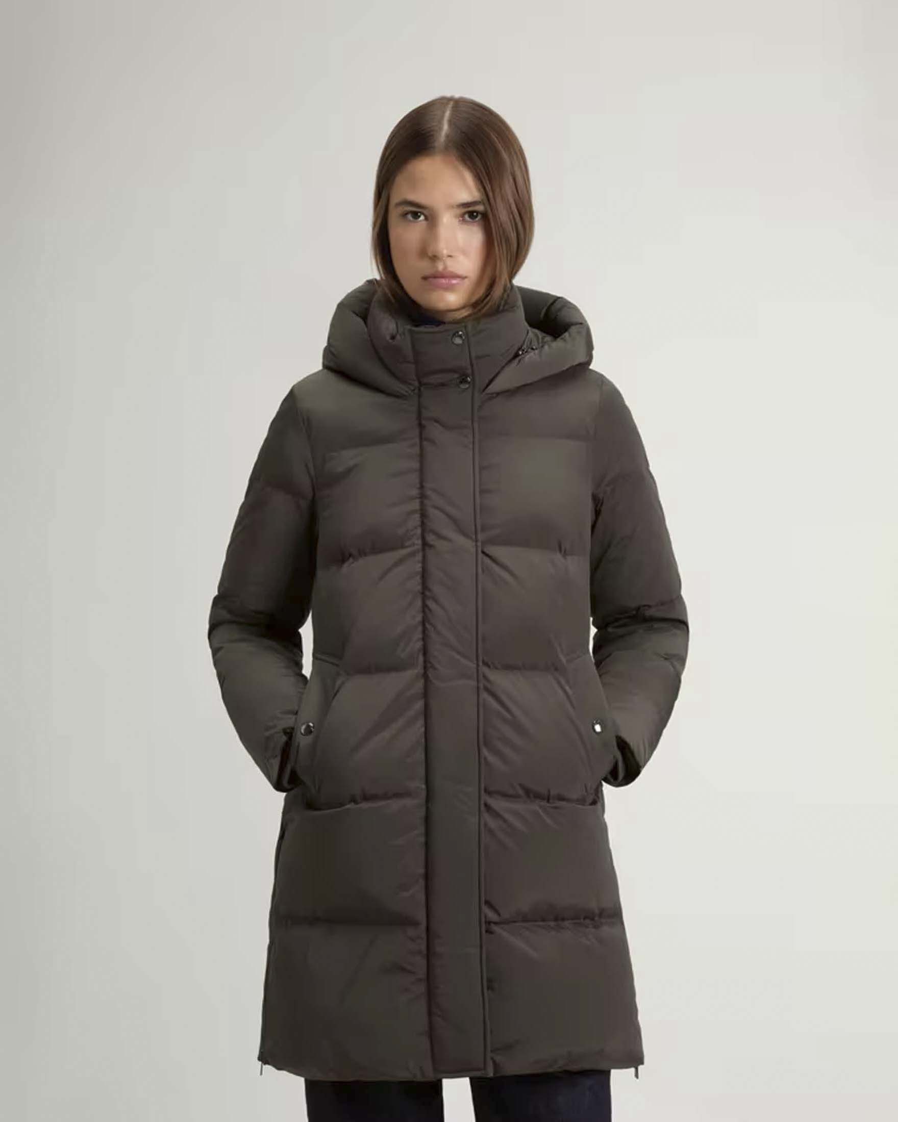 Piumino lungo Kelly Woolrich verde militare con cappuccio e spacchi laterali con zip