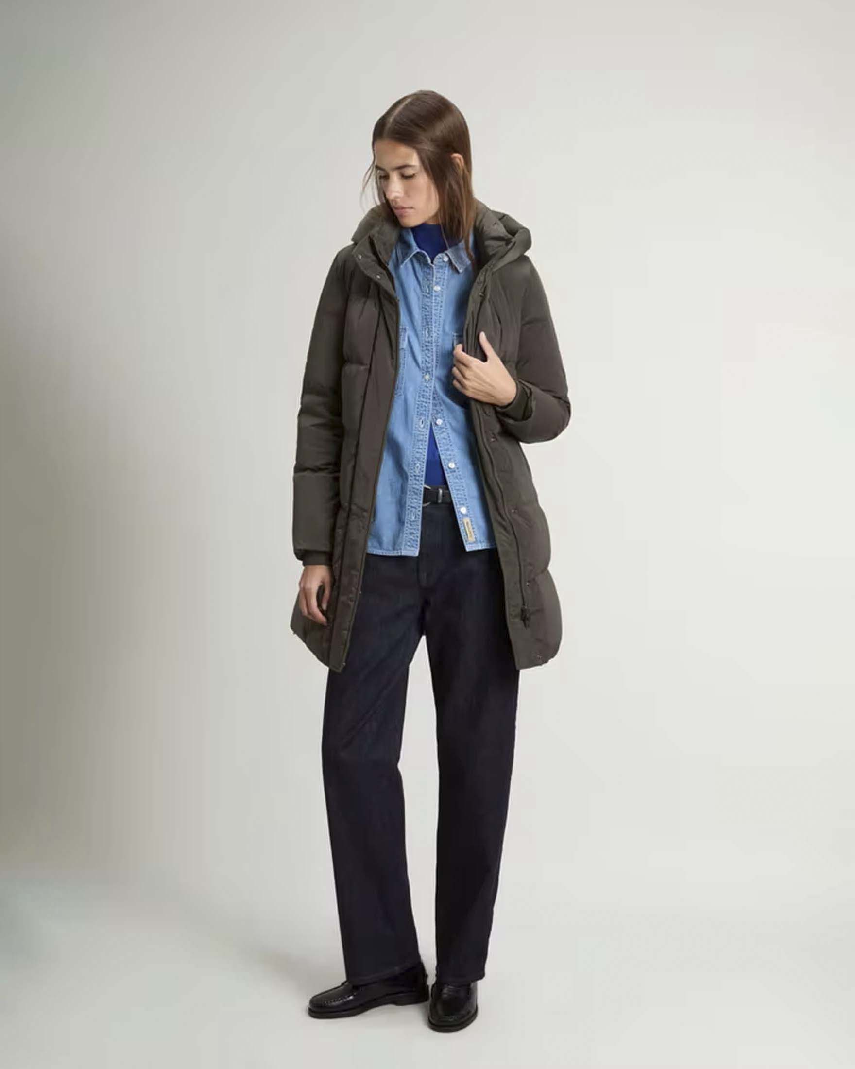 Piumino lungo Kelly Woolrich verde militare con cappuccio e spacchi laterali con zip image