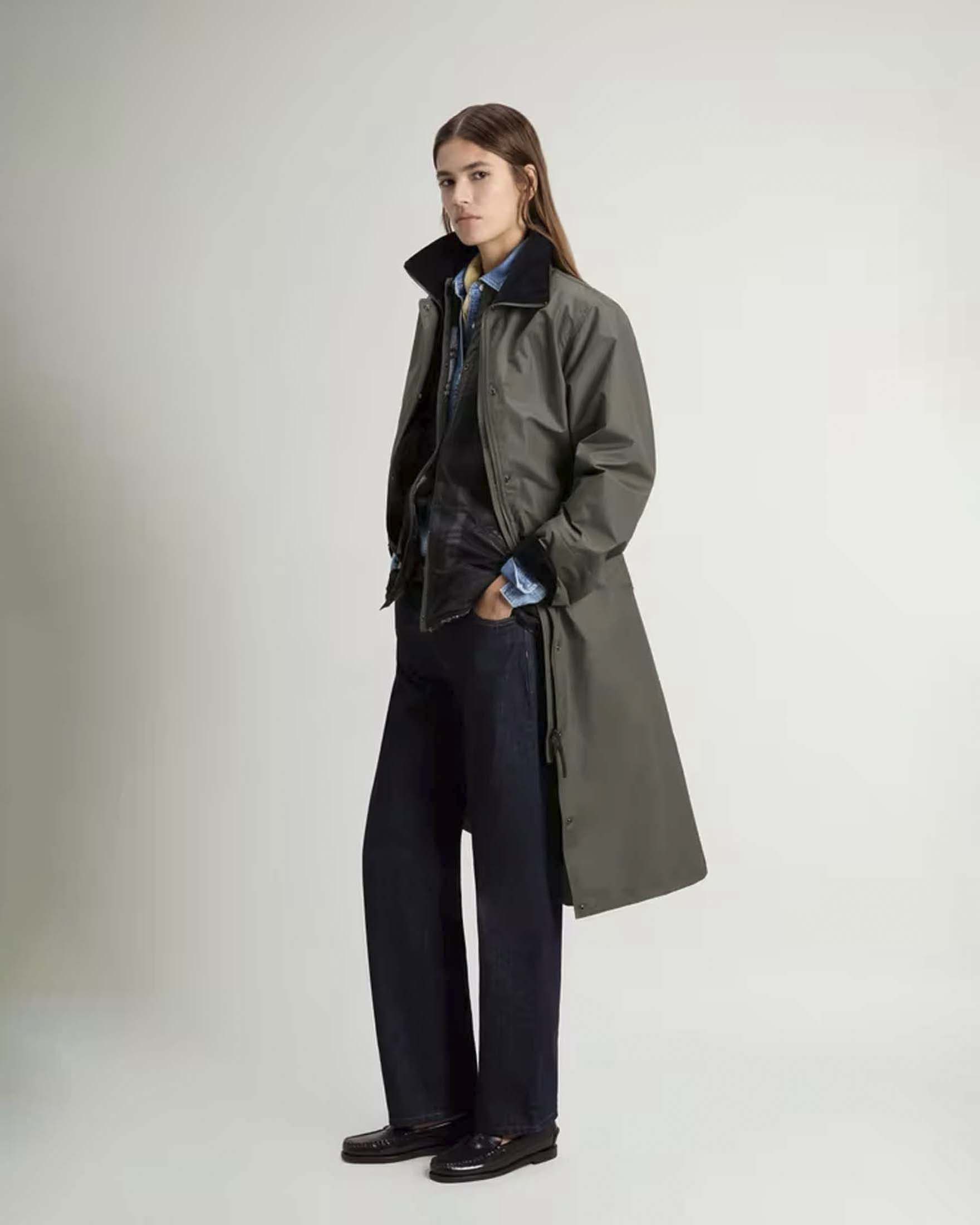 Cappotto 3 in 1 oversize Woolrich verde militare in cotone cerato con gilet reversibile in sherpa