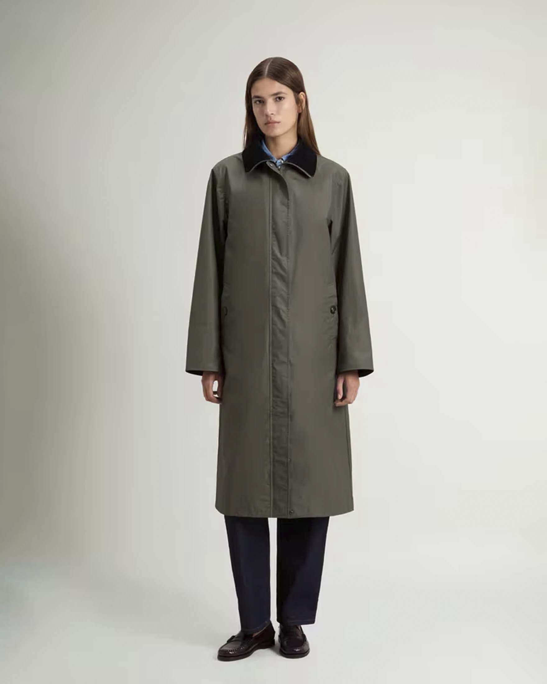 Cappotto 3 in 1 oversize Woolrich verde militare in cotone cerato con gilet reversibile in sherpa image
