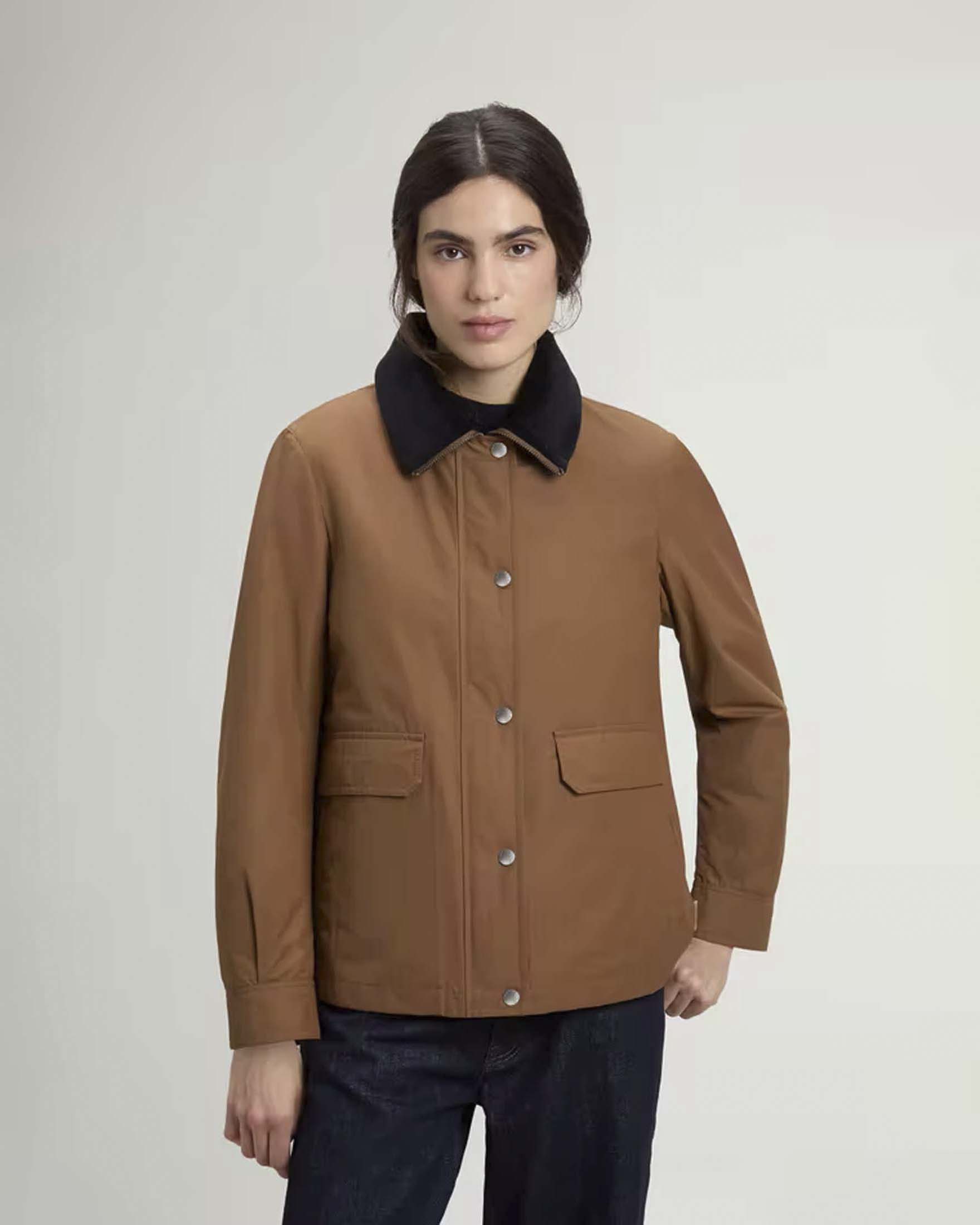 Giacca Woolrich color cuoio in cotone cerato con gilet interno in sherpa a quadri