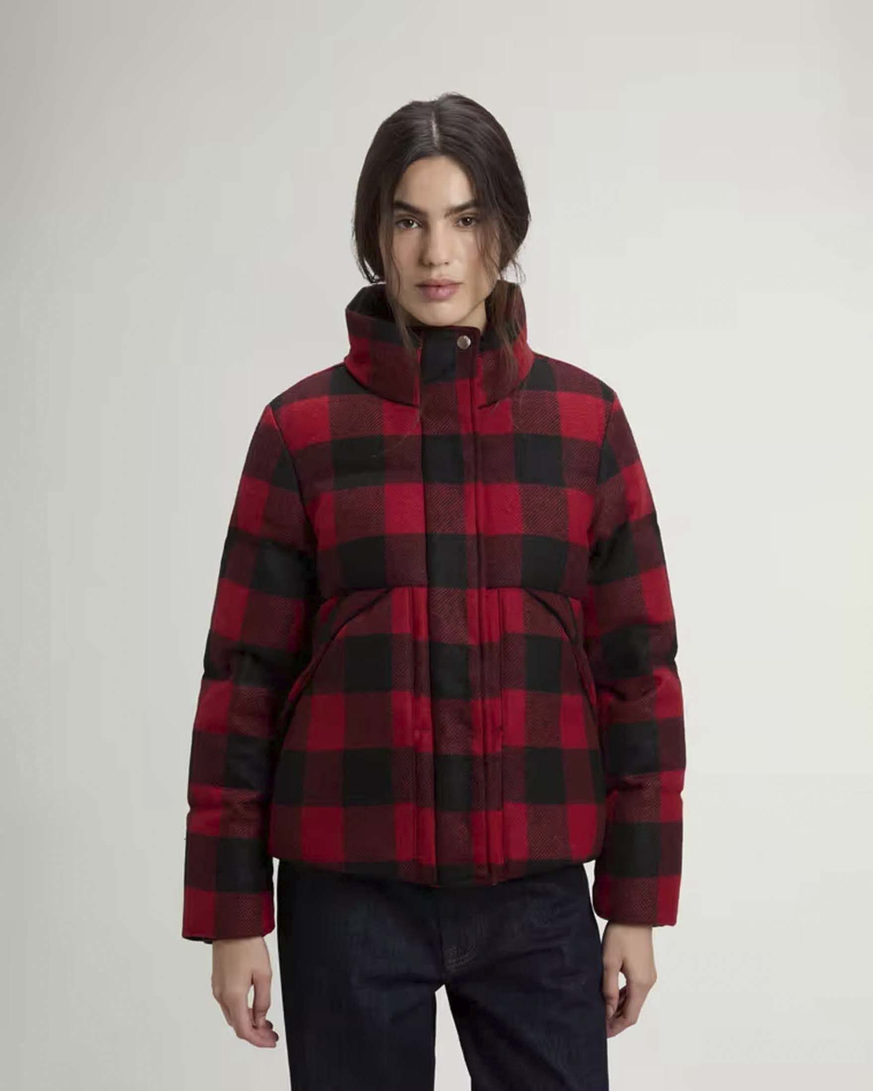 Piumino corto Woolrich Buffalo Check rosso e nero in lana vergine con imbottitura in piuma d’anatra