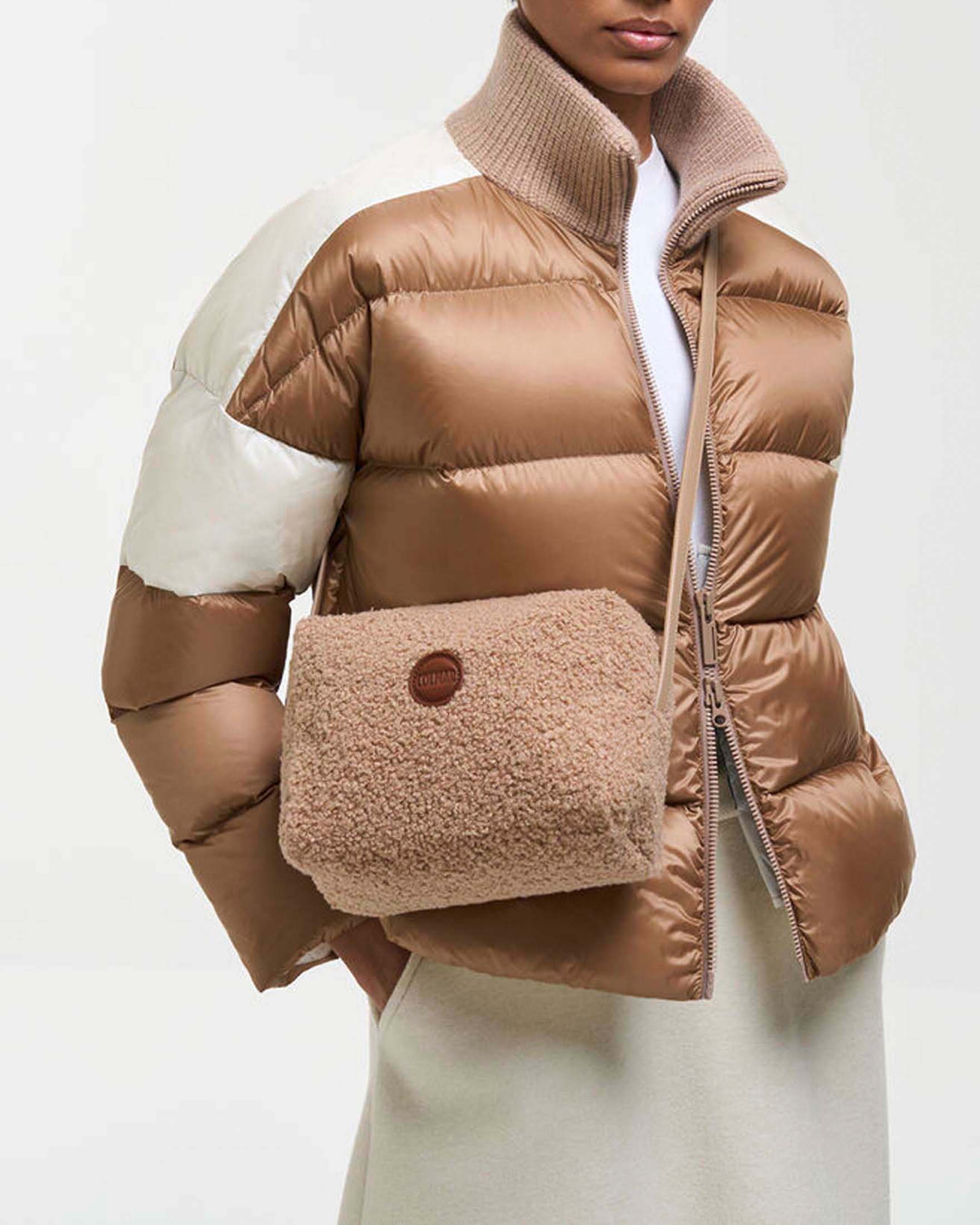 Borsa a tracolla teddy Colmar Originals cammello in pelliccia sintetica con chiusura zip image