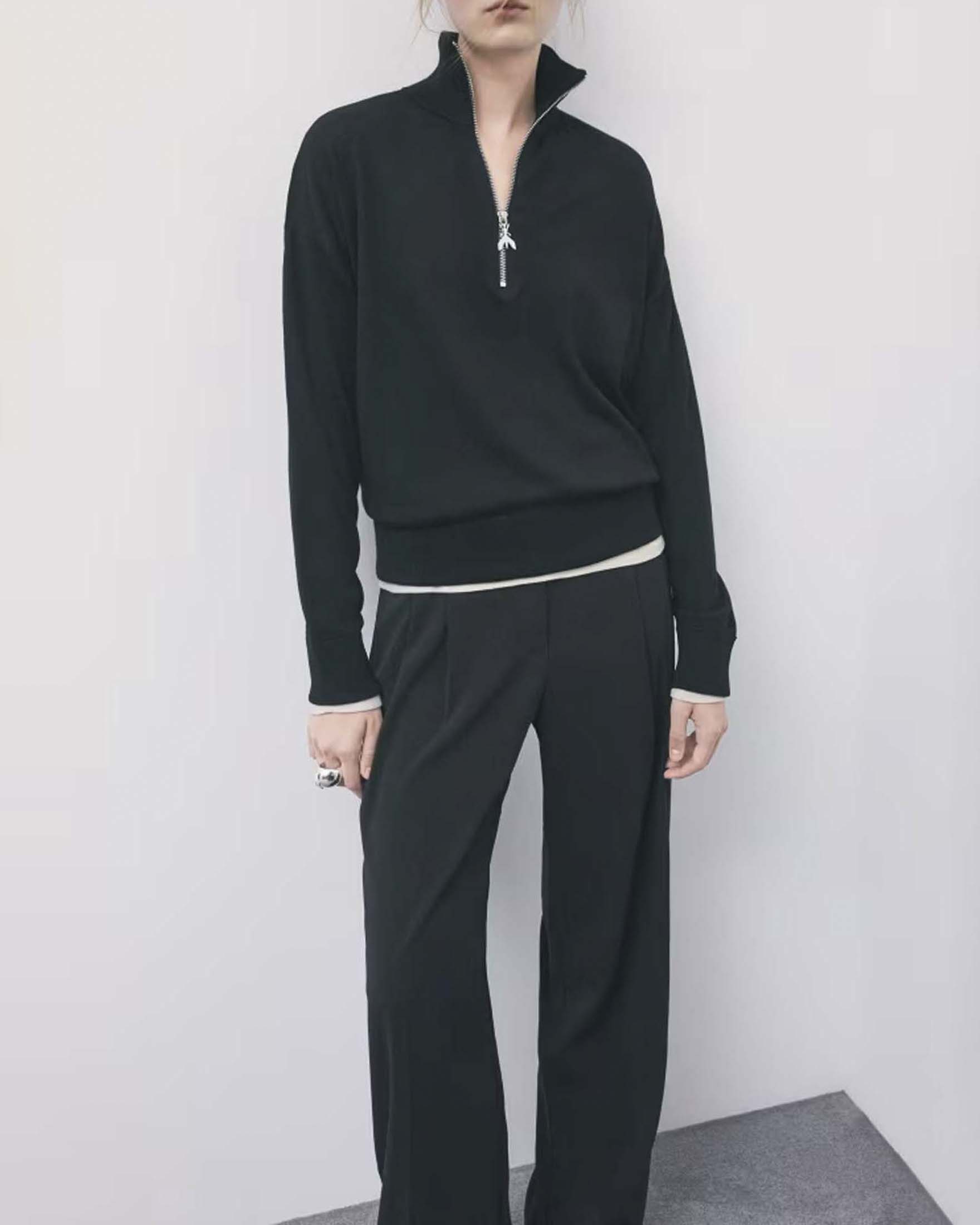 Maglia serafino Patrizia Pepe nera in pura lana con zip e collo alto image