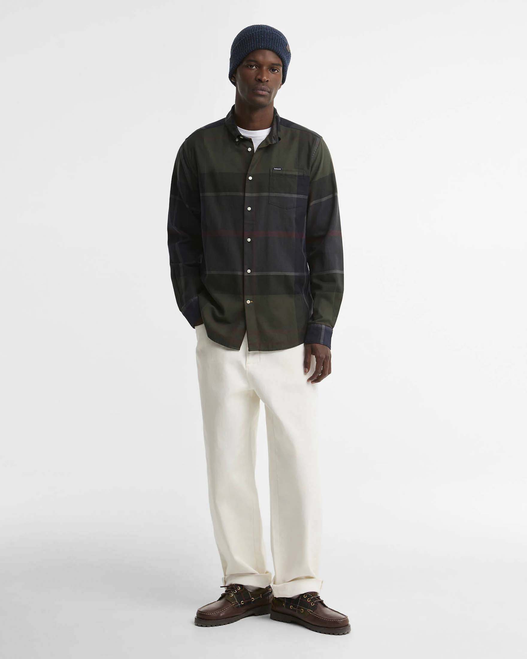Camicia Barbour Dunoon verde militare in twill di cotone con taschino e collo button down