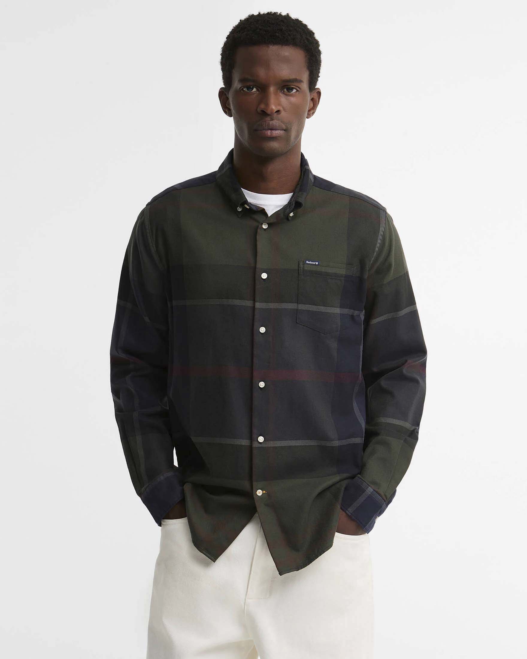 Camicia Barbour Dunoon verde militare in twill di cotone con taschino e collo button down image