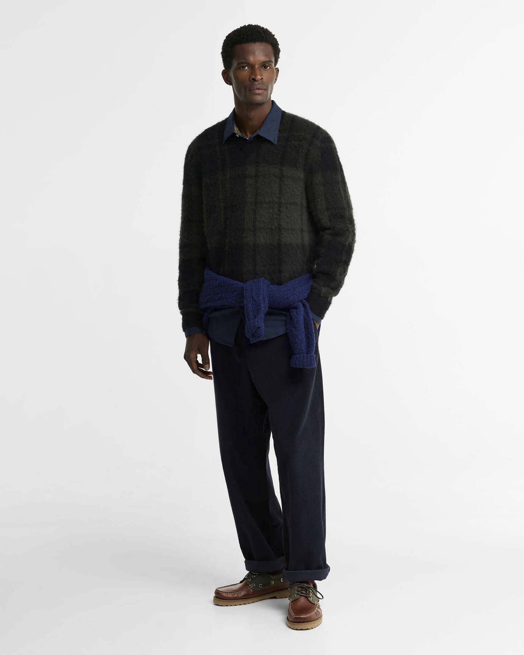 Maglione Barbour Hunham in misto lana tartan check verde e nero con scollo a V
