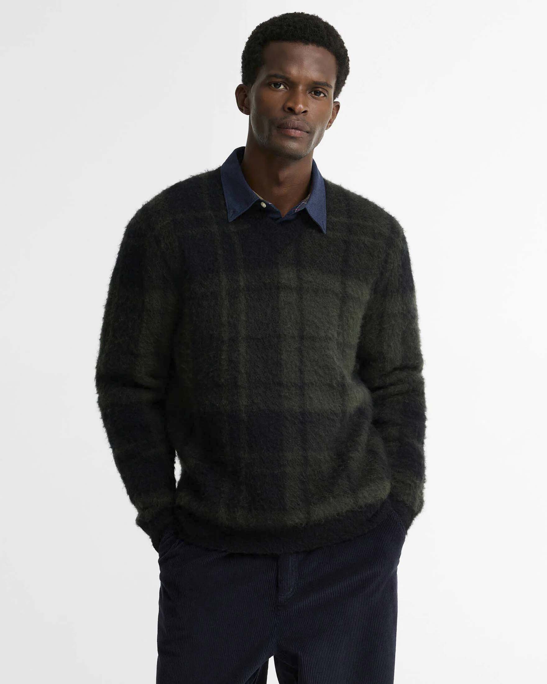 Maglione Barbour Hunham in misto lana tartan check verde e nero con scollo a V image