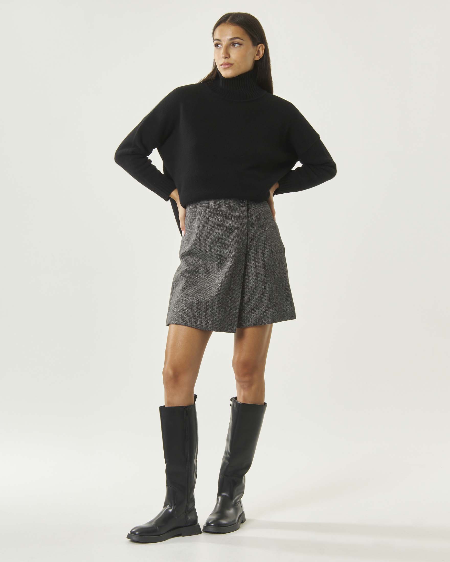 Minigonna pantalone Weekend Max Mara grigia in jersey micro jacquard con linea svasata