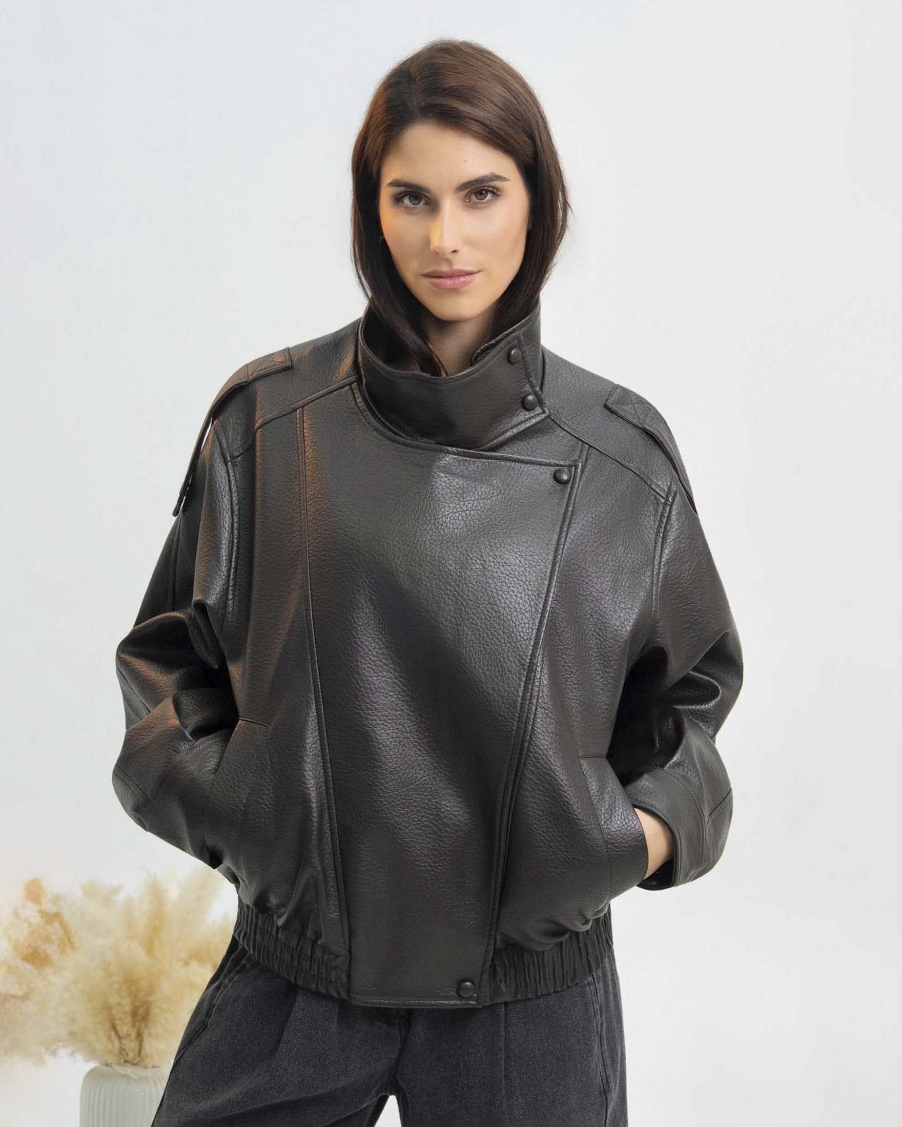 Giacca biker Ciminy Paris verde scuro in similpelle con chiusura asimmetrica e collo alto