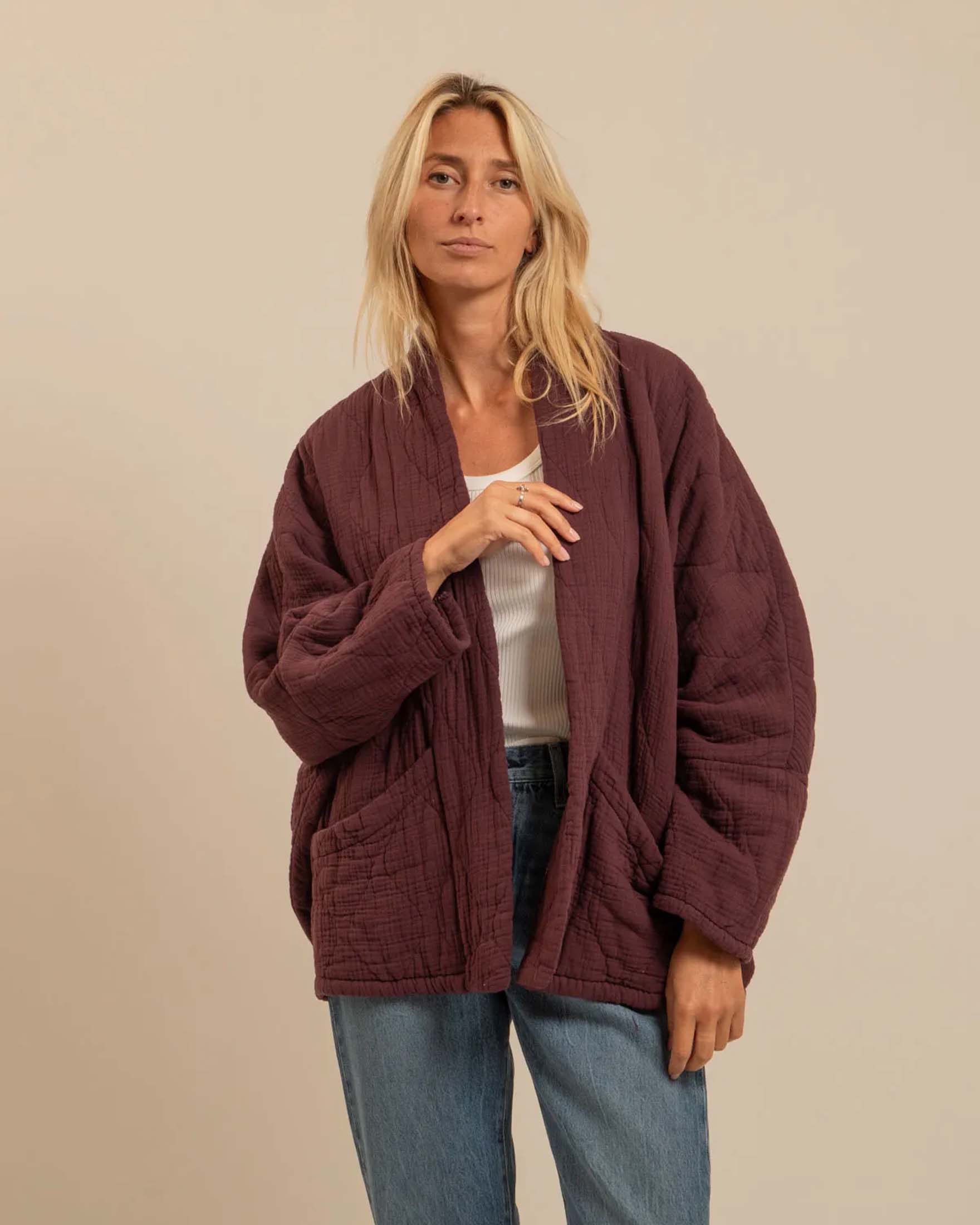 Giacca kimono aperta Aokyanos bordeaux in puro cotone garzato matelassé con tasche applicate