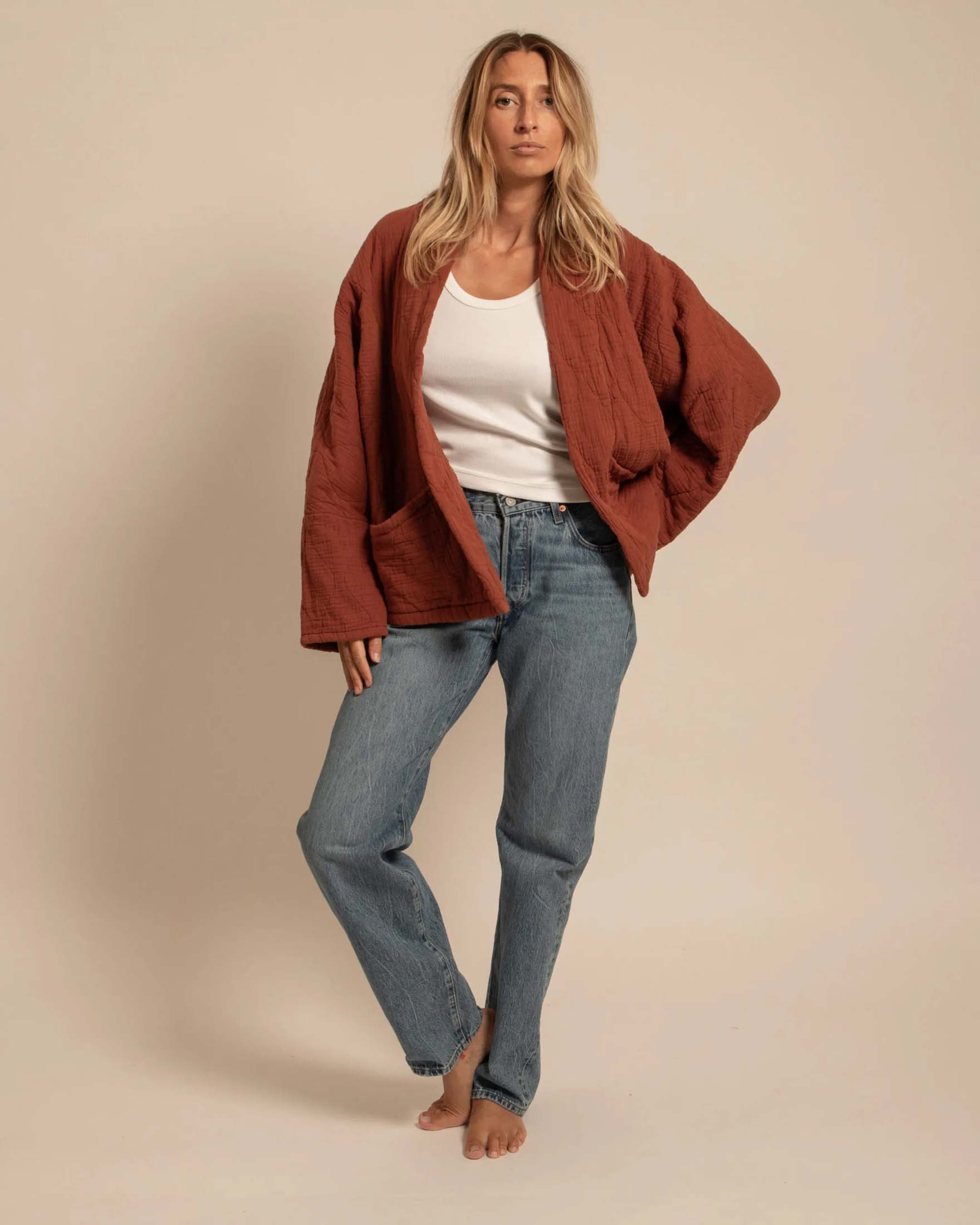 Giacca kimono aperta Aokyanos color coccio in puro cotone garzato matelassé con tasche applicate
