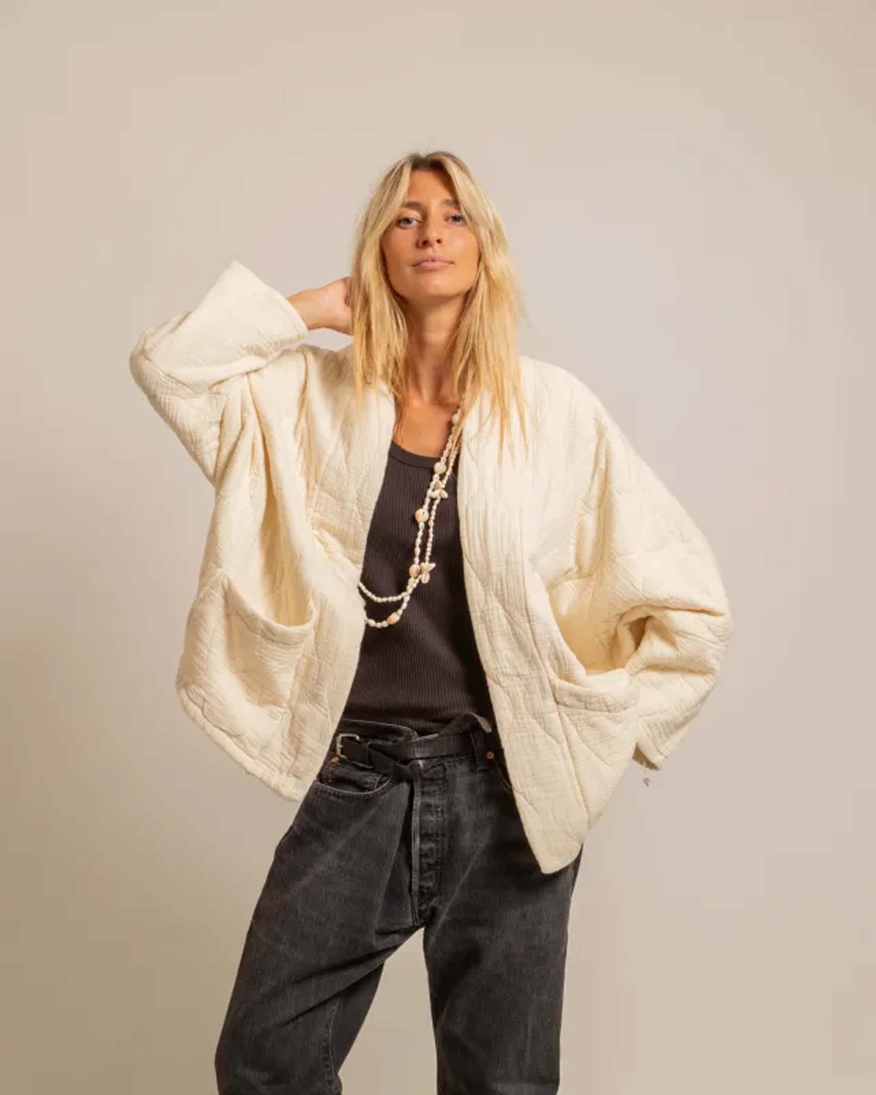Giacca kimono aperta Aokyanos color burro in puro cotone garzato matelassé con tasche applicate